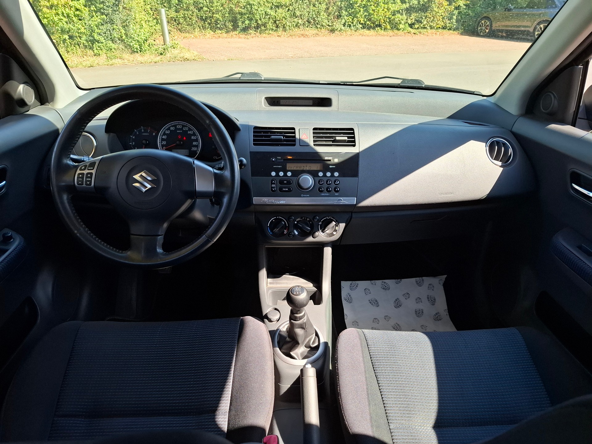 SUZUKI Swift 1.3i 16V GL Top 4x4-image-10