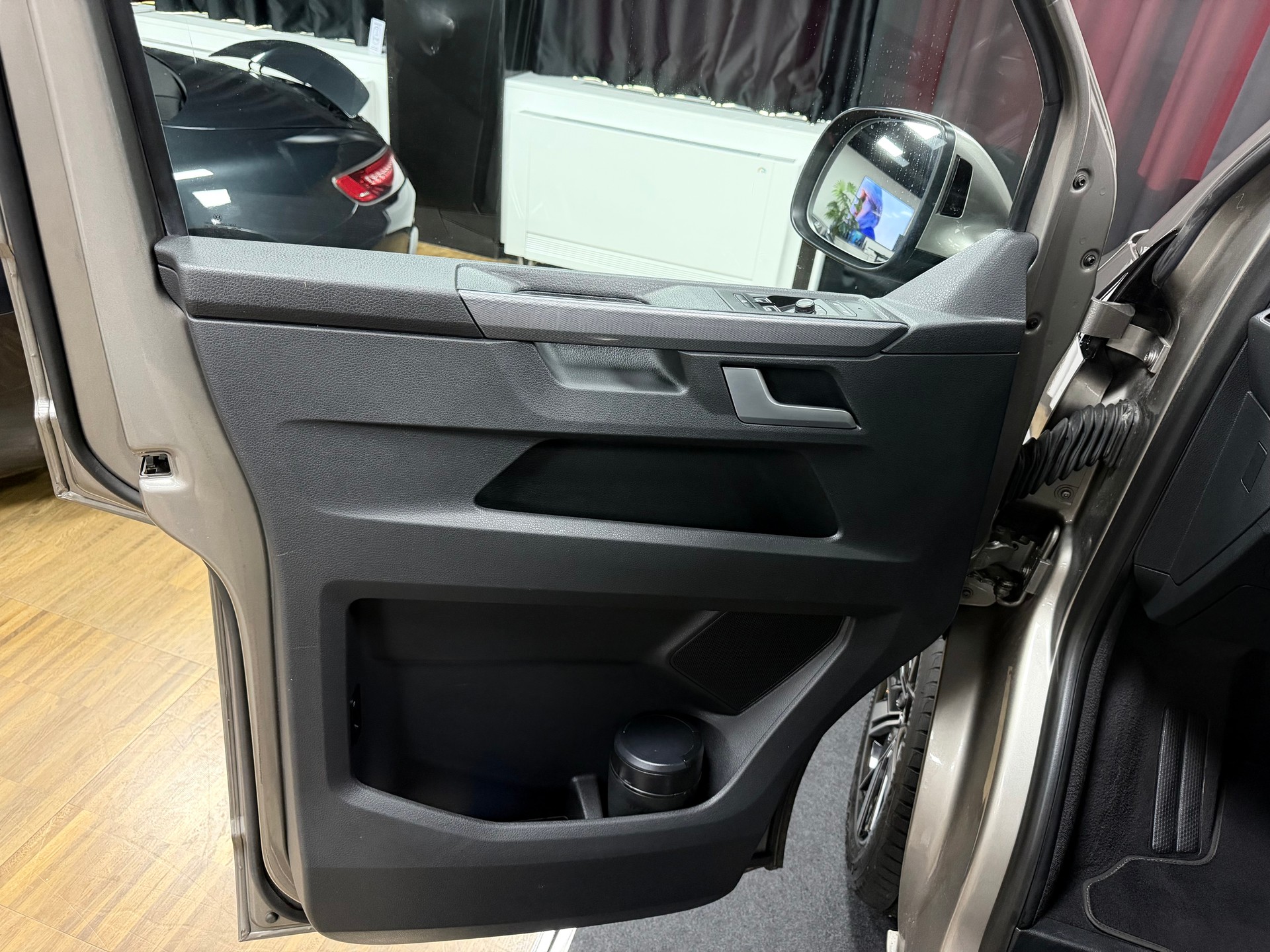 VW T6.1 Multivan 2.0 Bi-TDI Highline Liberty 4Mot. DSG - BULLI Sonderausstattung-image-11
