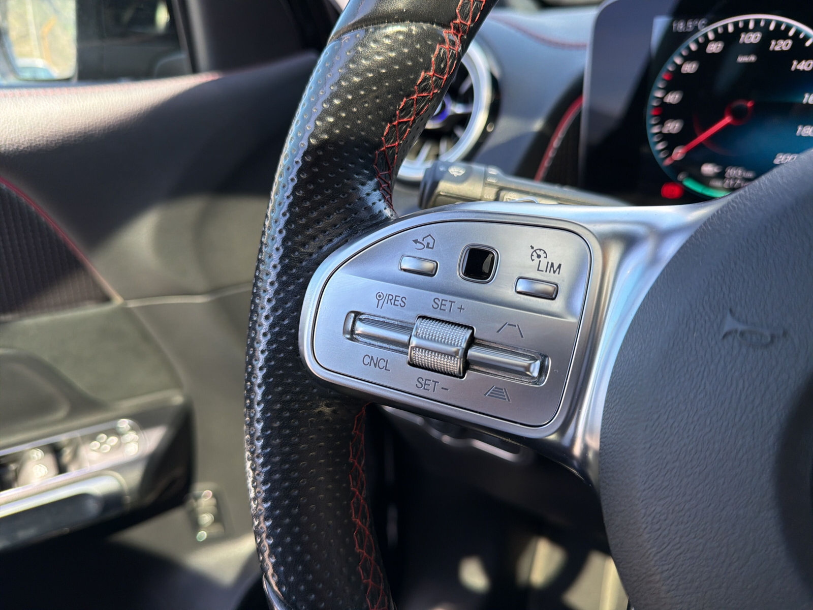 MERCEDES-BENZ EQB 350 AMG Line 4Matic-image-21
