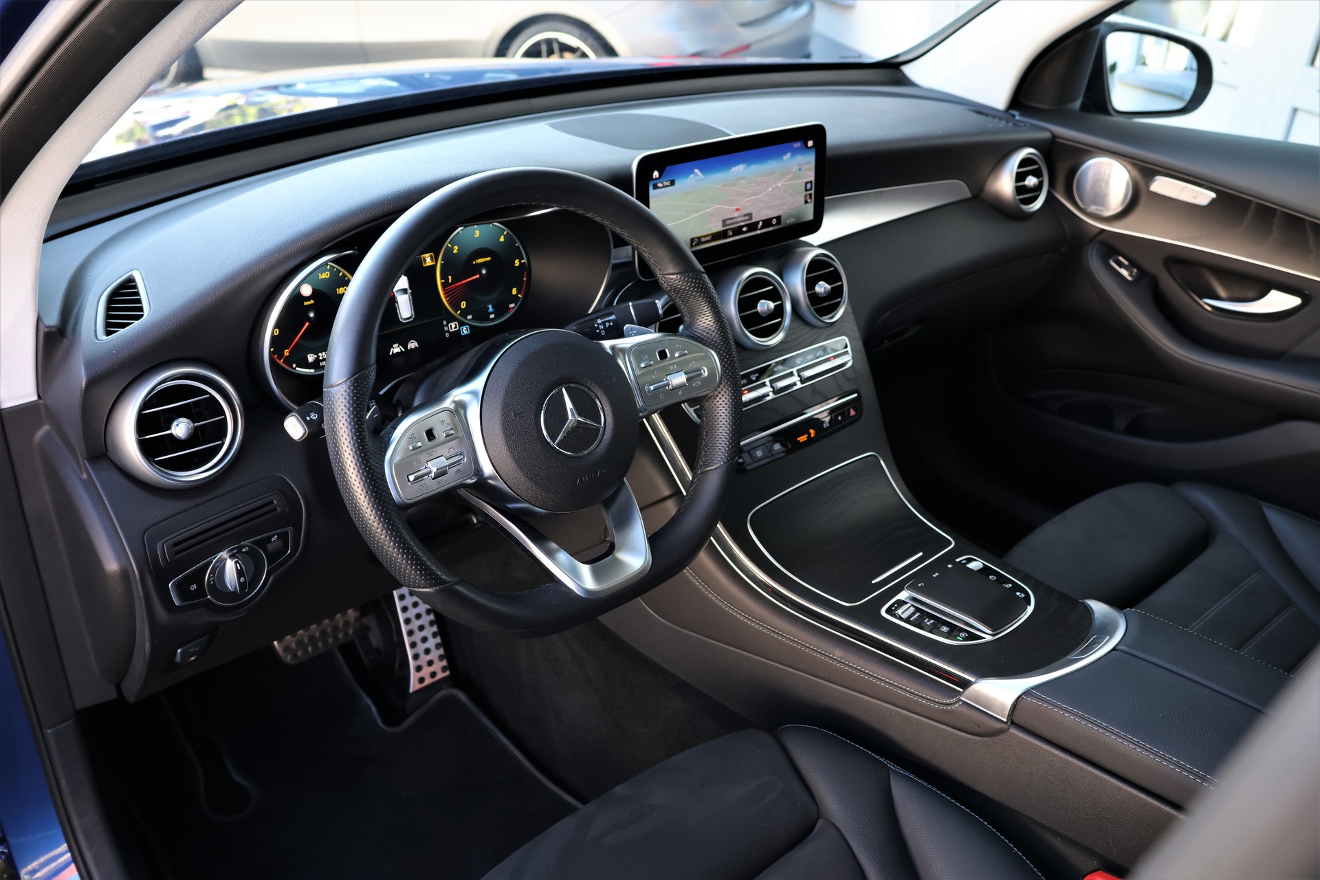 MERCEDES-BENZ GLC 220 d AMG Line 4Matic 9G-Tronic (CH)-image-9