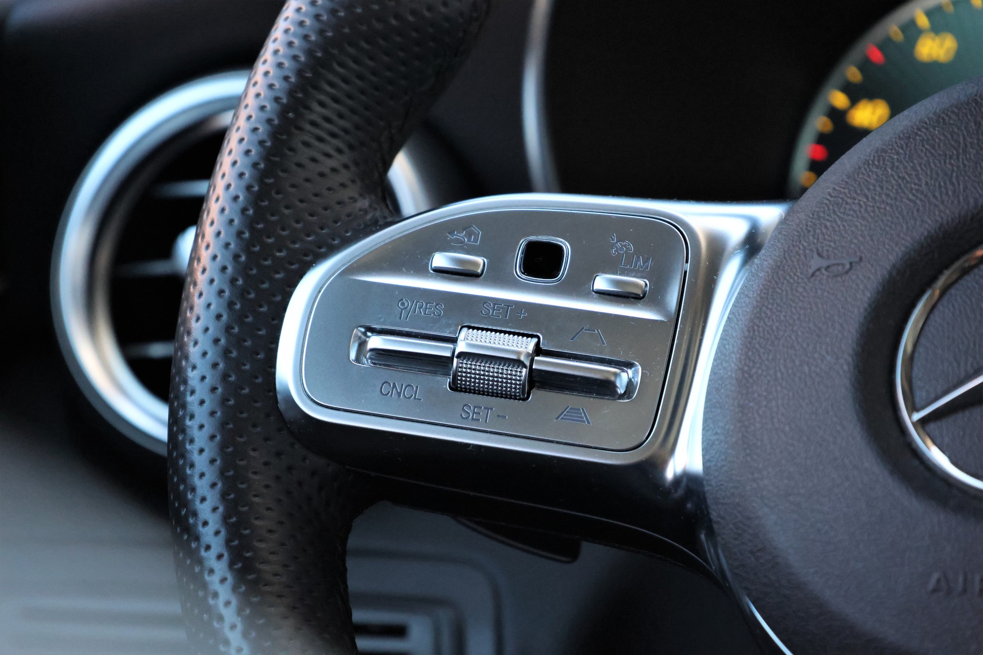 MERCEDES-BENZ GLC 220 d AMG Line 4Matic 9G-Tronic (CH)-image-16