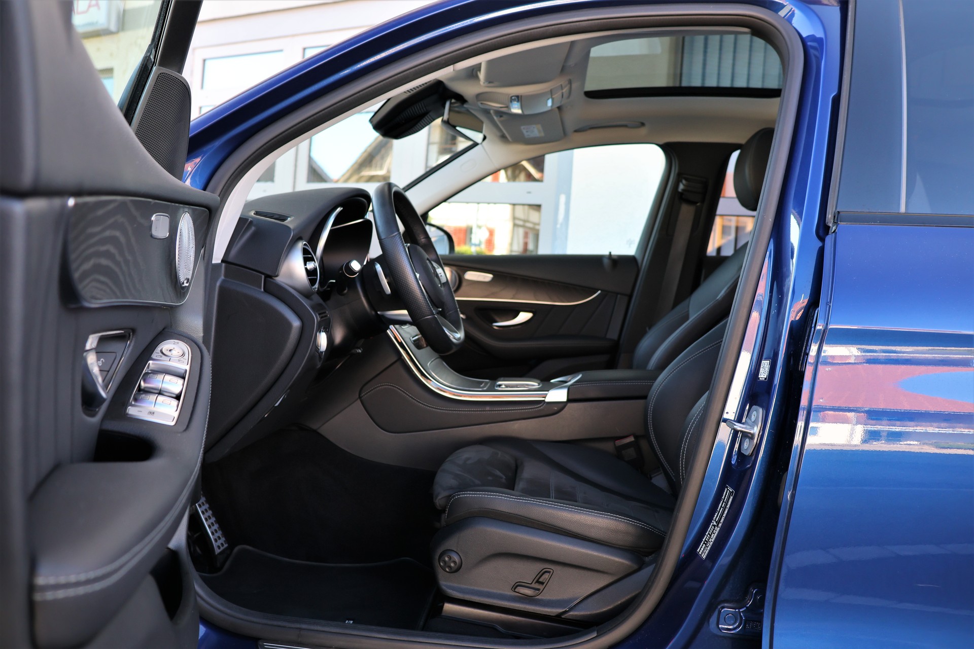 MERCEDES-BENZ GLC 220 d AMG Line 4Matic 9G-Tronic (CH)-image-8