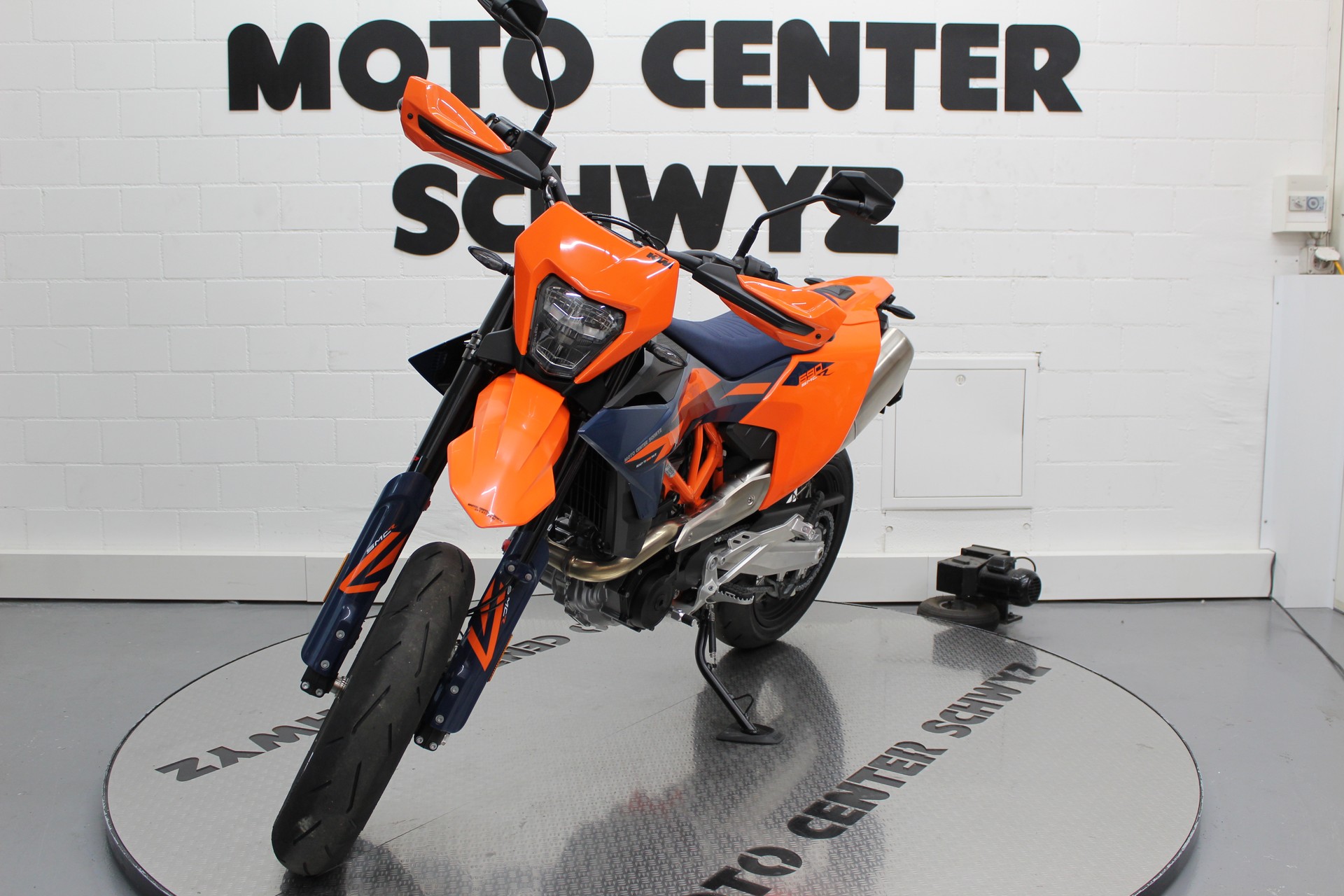 KTM 690 SMC R-image-2