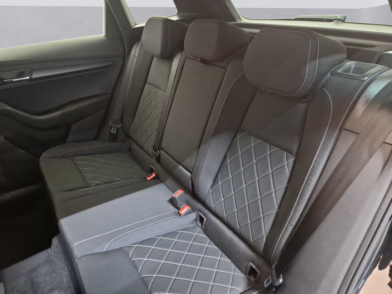 SKODA Karoq 2.0 TSI SportLine 4x4 DSG-image-12