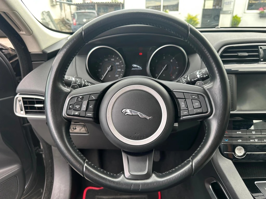 JAGUAR F-Pace 2.0d Pure AWD Automatik-image-6
