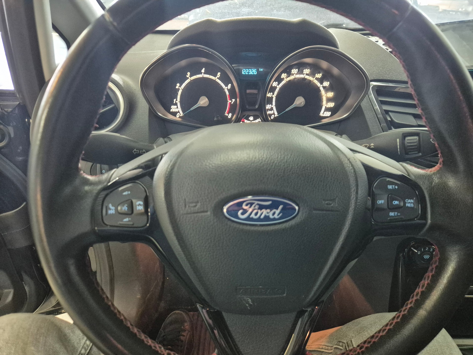 FORD Fiesta 1.0 SCTi Sport Black ST Line-image-6