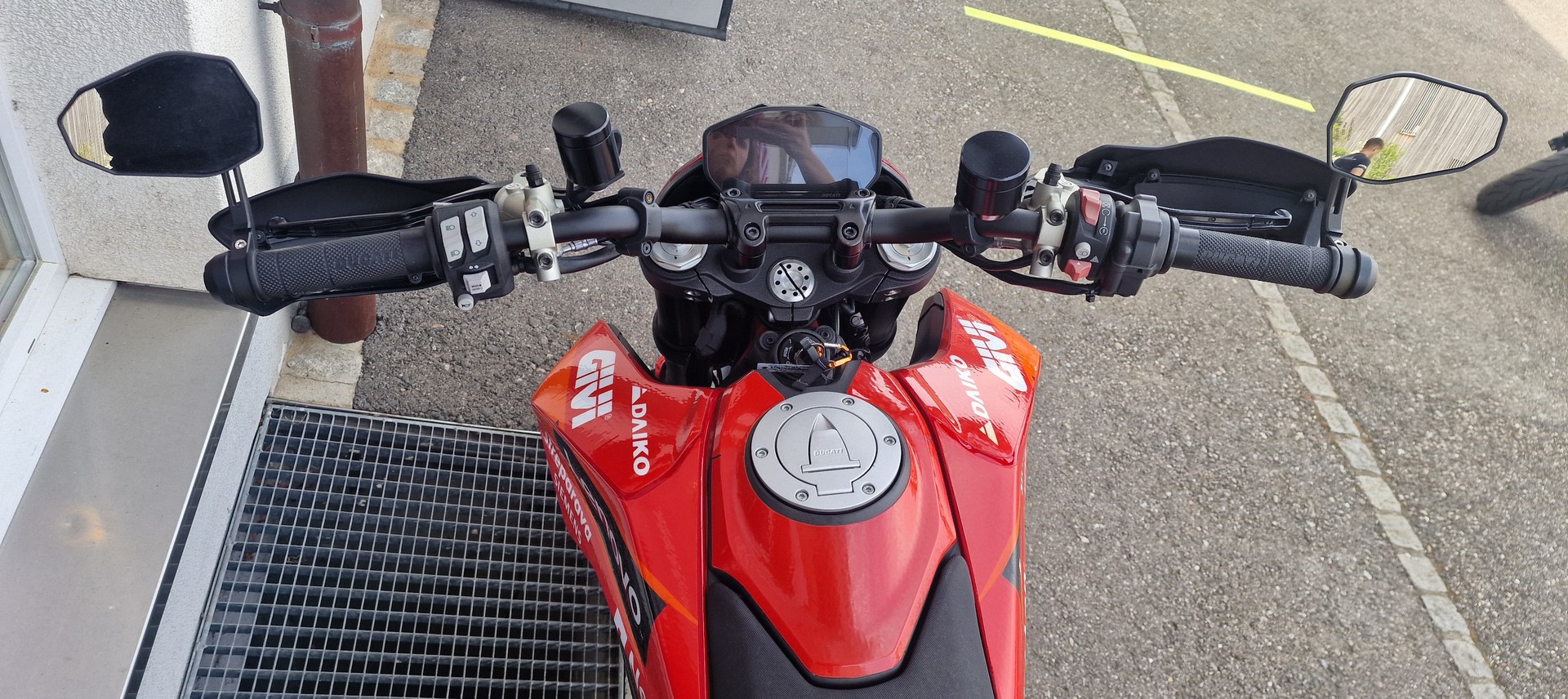DUCATI HYPERMOTARD 950-image-4