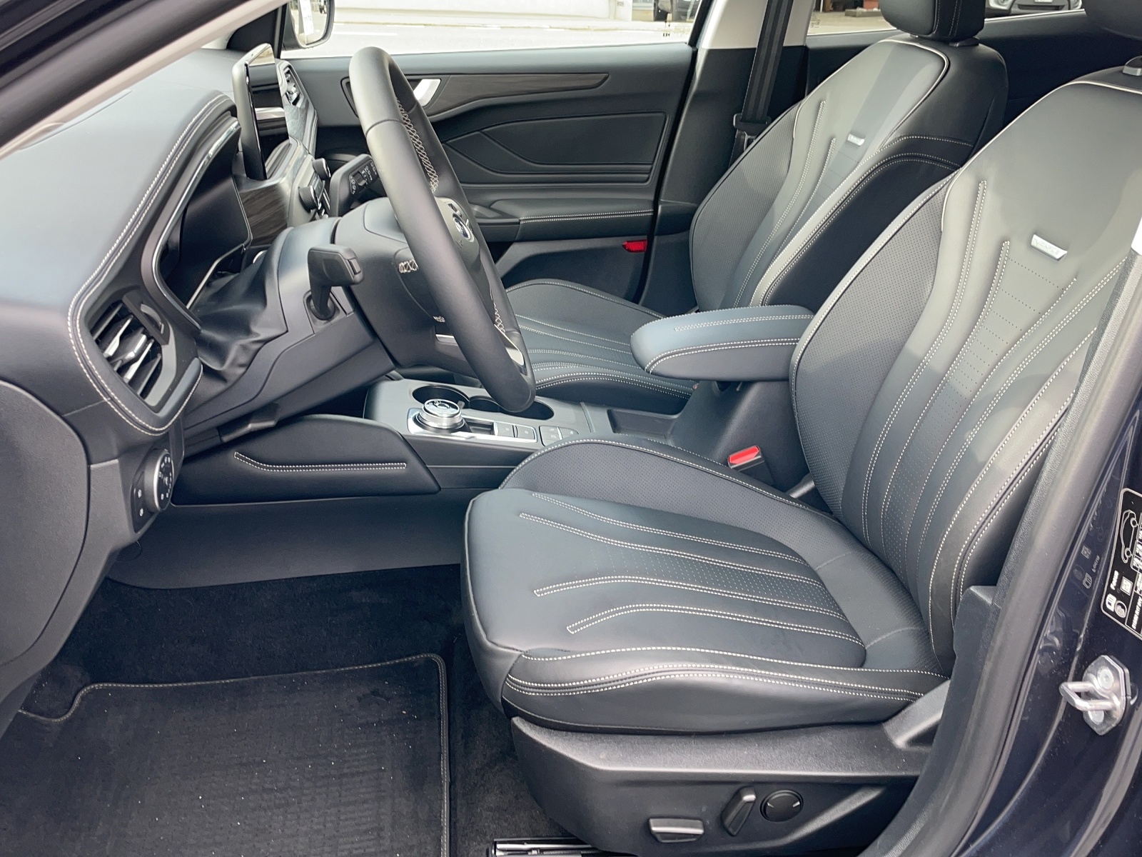 FORD Focus 1.0i EcoB 125 Vignale-image-7