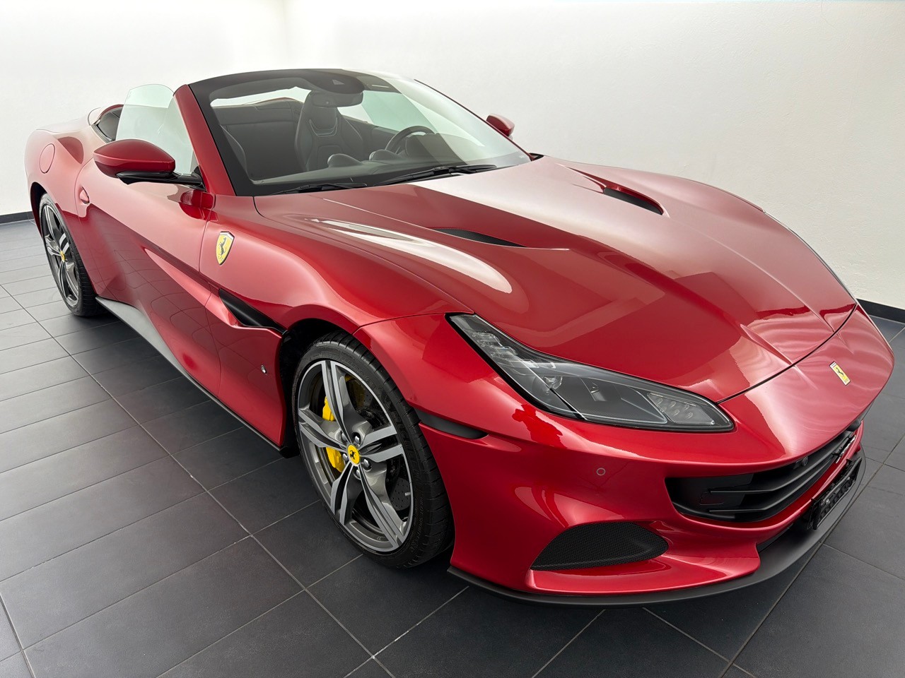 FERRARI Portofino M-showroom-element-3
