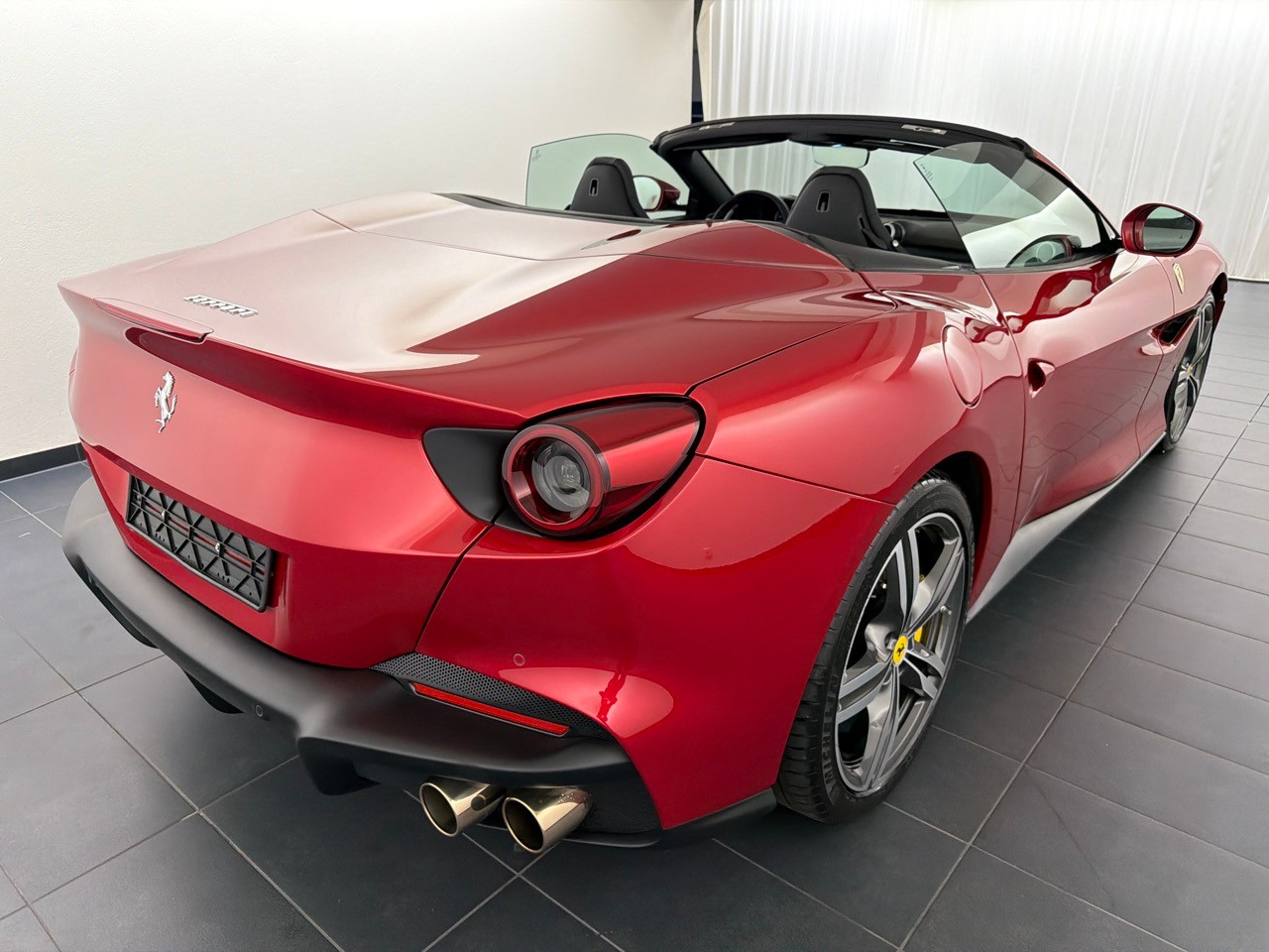 FERRARI Portofino M-showroom-element-2