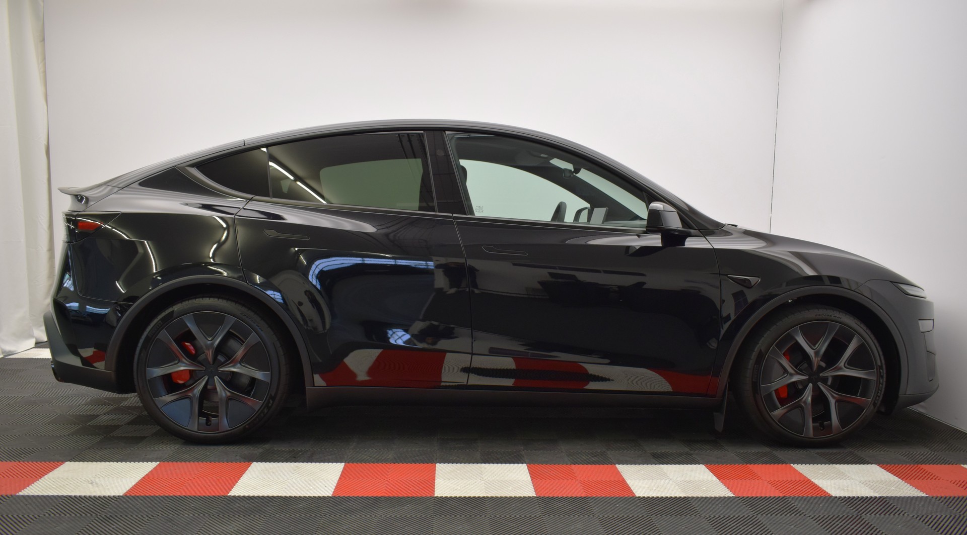 TESLA Model Y Performance 4WD 626PS, Diamond Black, 21 Zoll, Carbon, Made in Berlin-image-14
