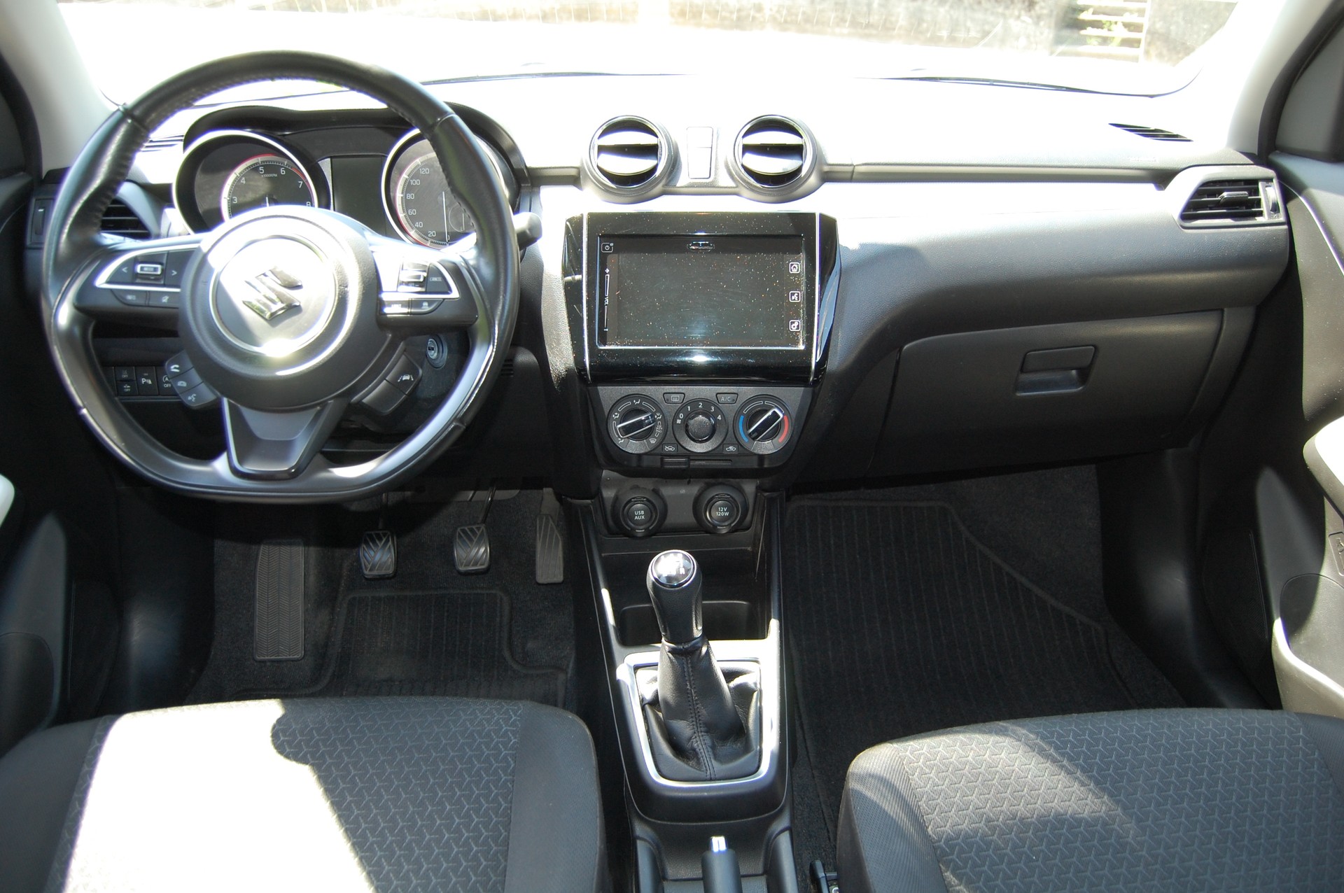 SUZUKI Swift 1.2 Compact + 4x4 Hybrid-image-8