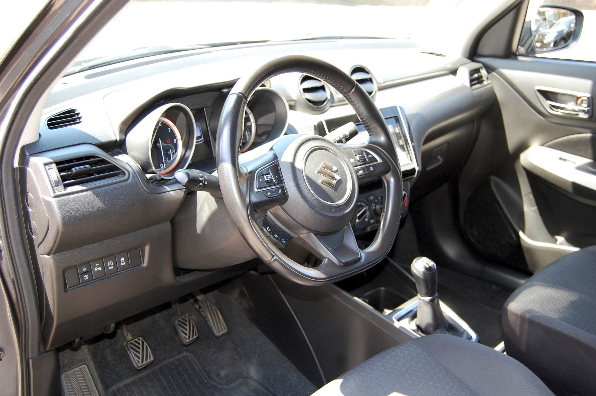SUZUKI Swift 1.2 Compact + 4x4 Hybrid-image-12