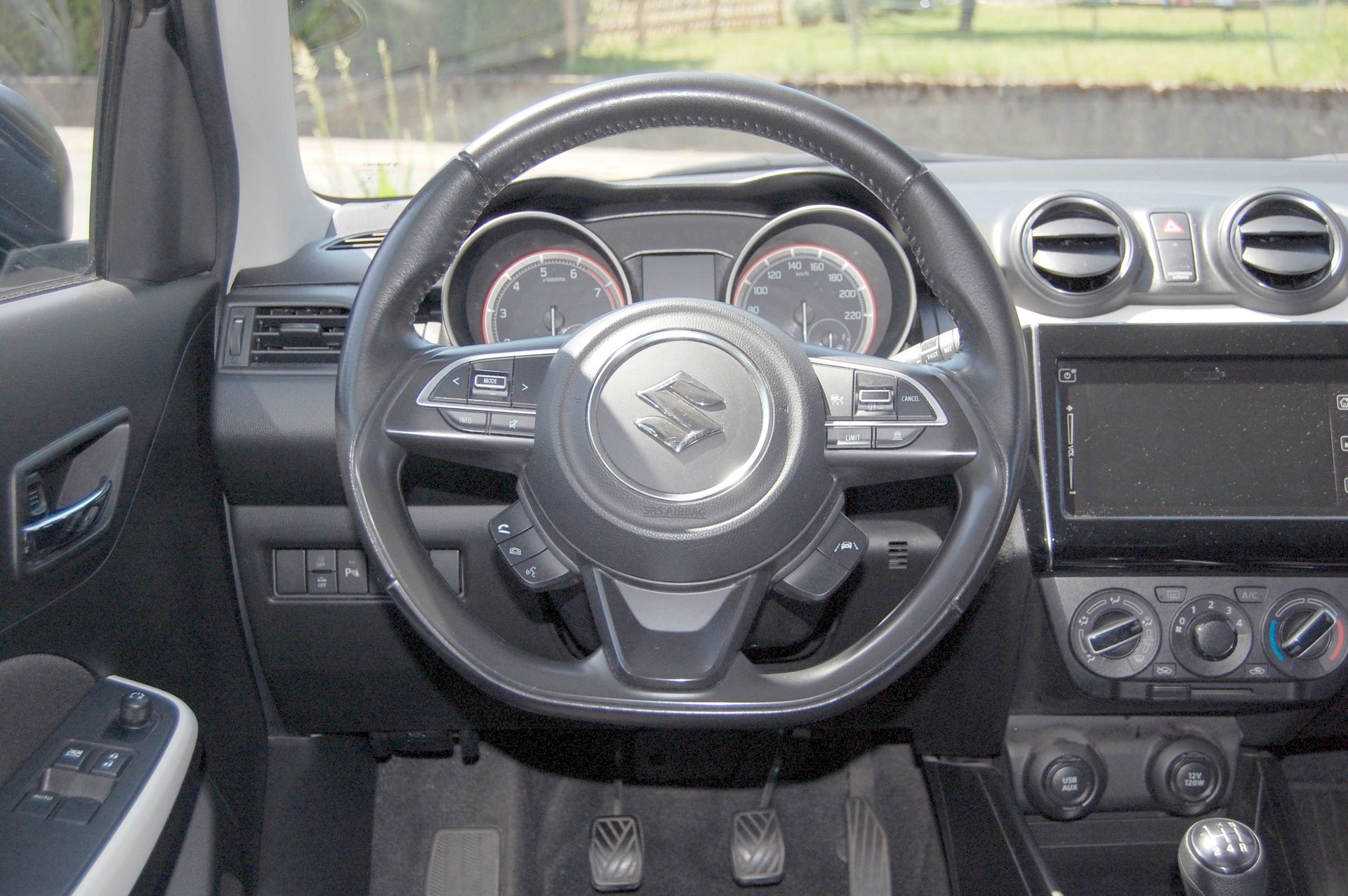 SUZUKI Swift 1.2 Compact + 4x4 Hybrid-image-11