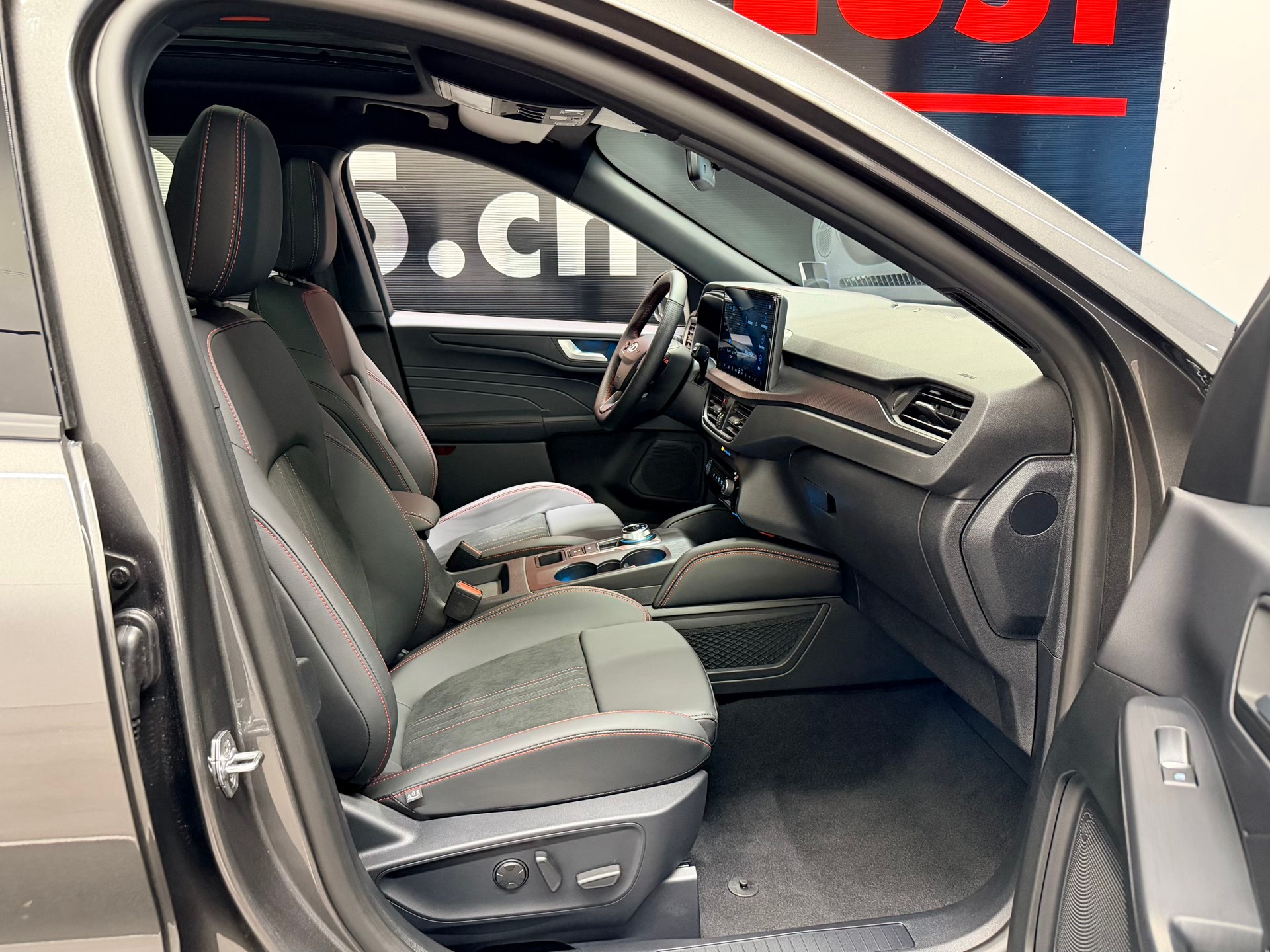FORD Kuga 2.5 FHEV ST-Line X 4WD-image-24