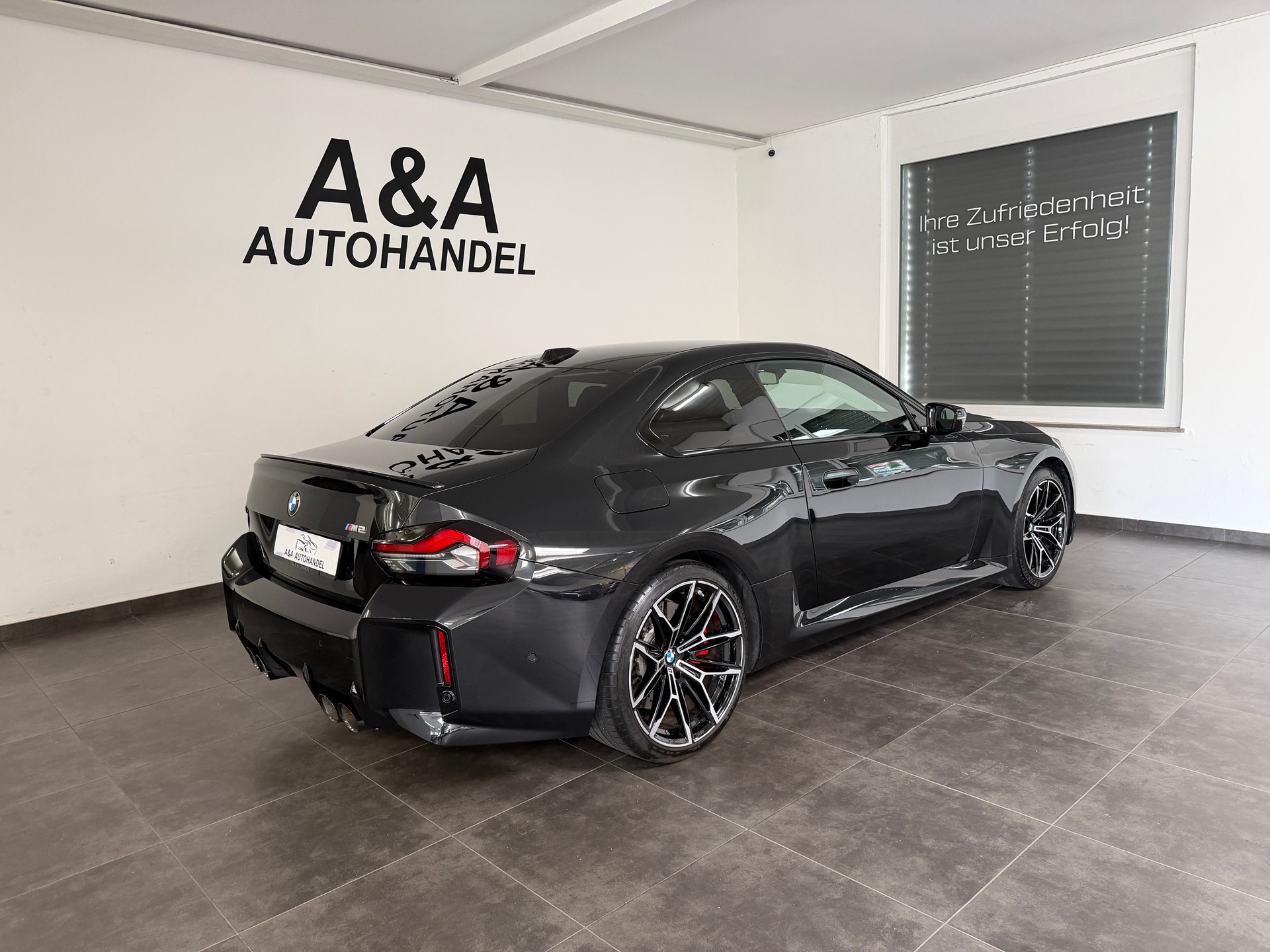 BMW M2 Steptronic-showroom-element-3
