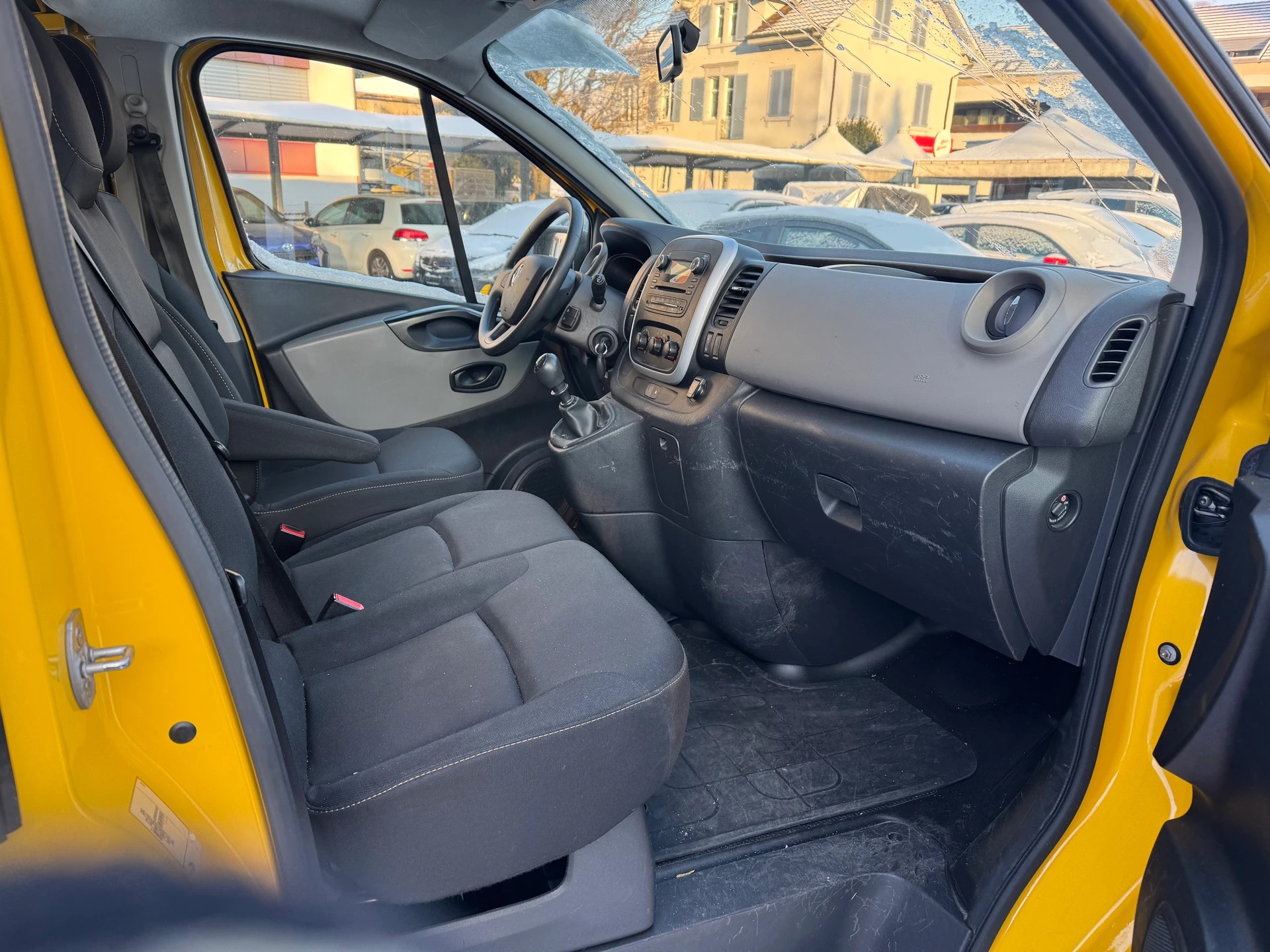 RENAULT TRAFIC-image-13