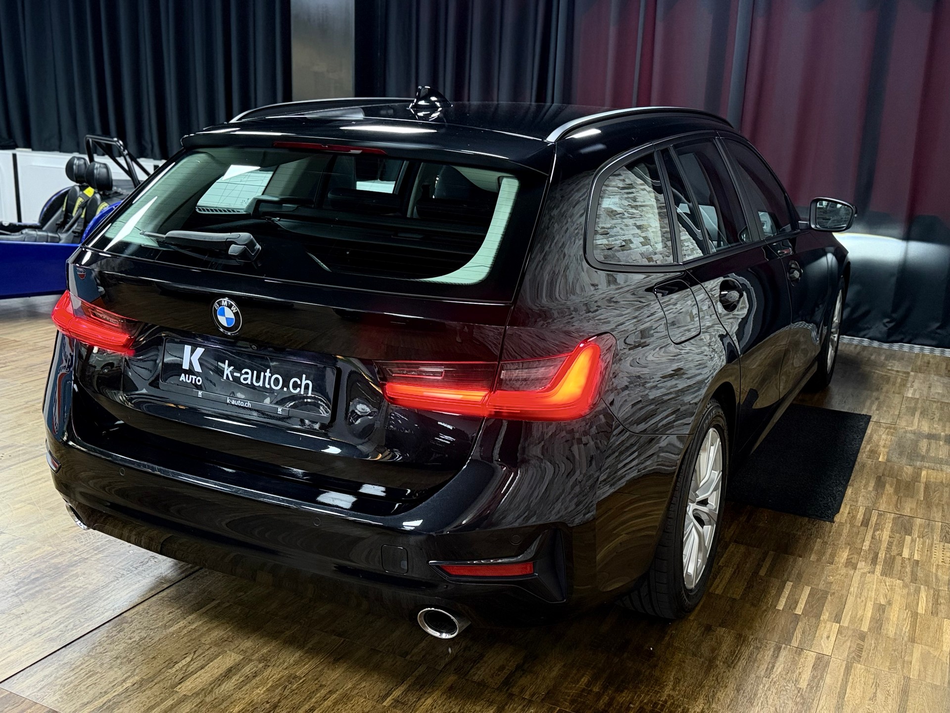 BMW 320d xDrive 48V Touring Sport Line Steptronic-showroom-element-3