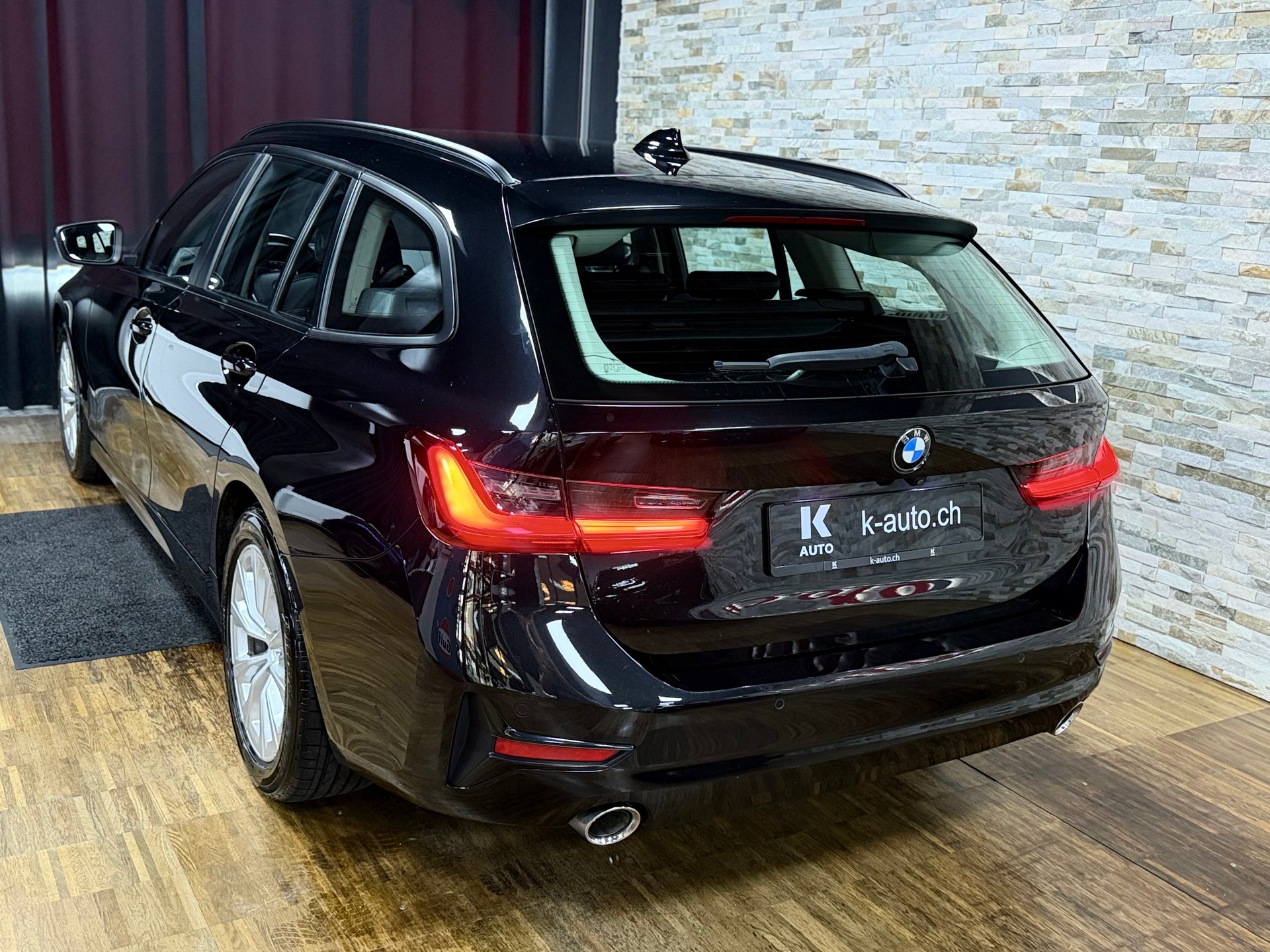 BMW 320d xDrive 48V Touring Sport Line Steptronic-showroom-element-1
