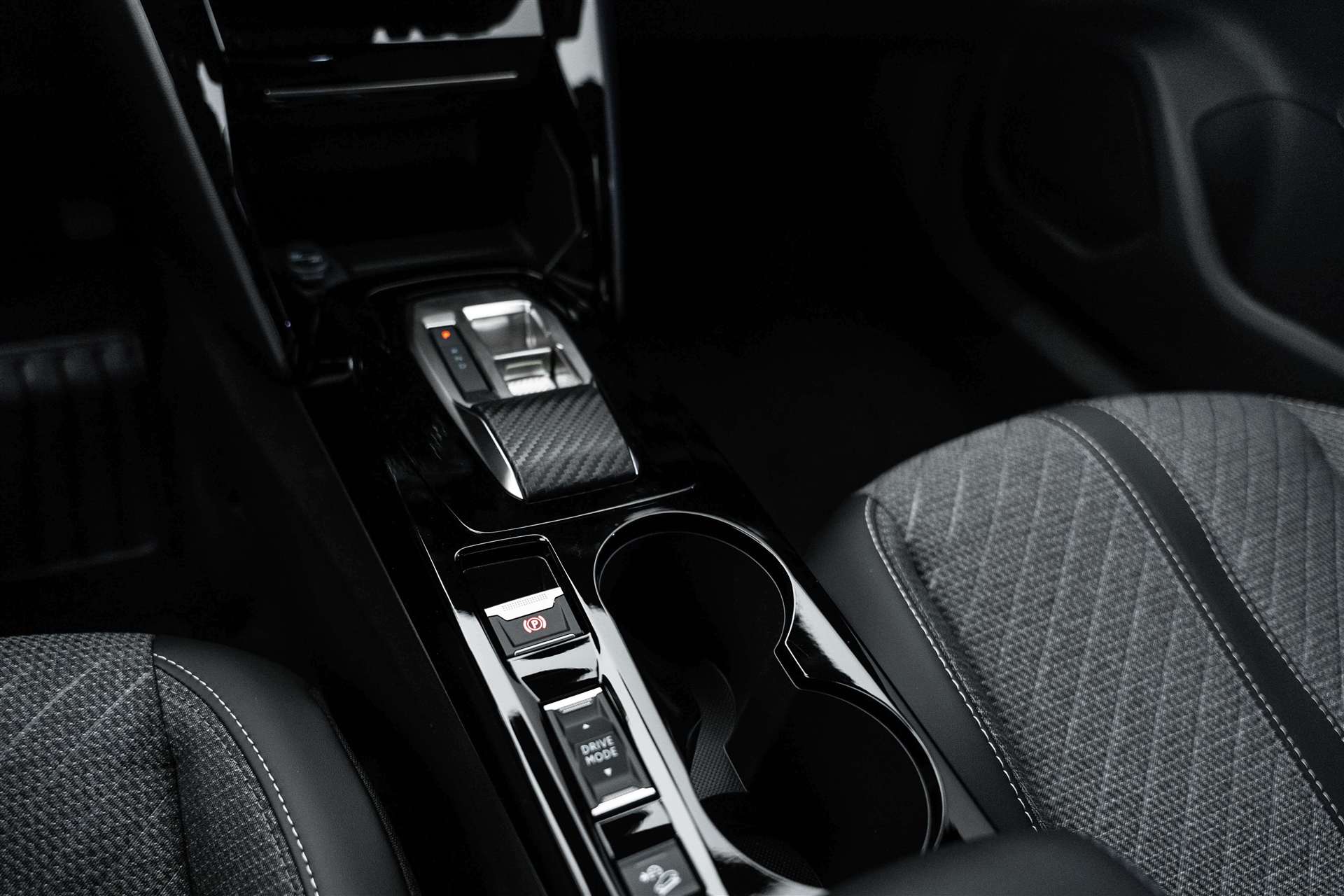 PEUGEOT 2008 1.2 145 MHEV Allure Automat-image-24