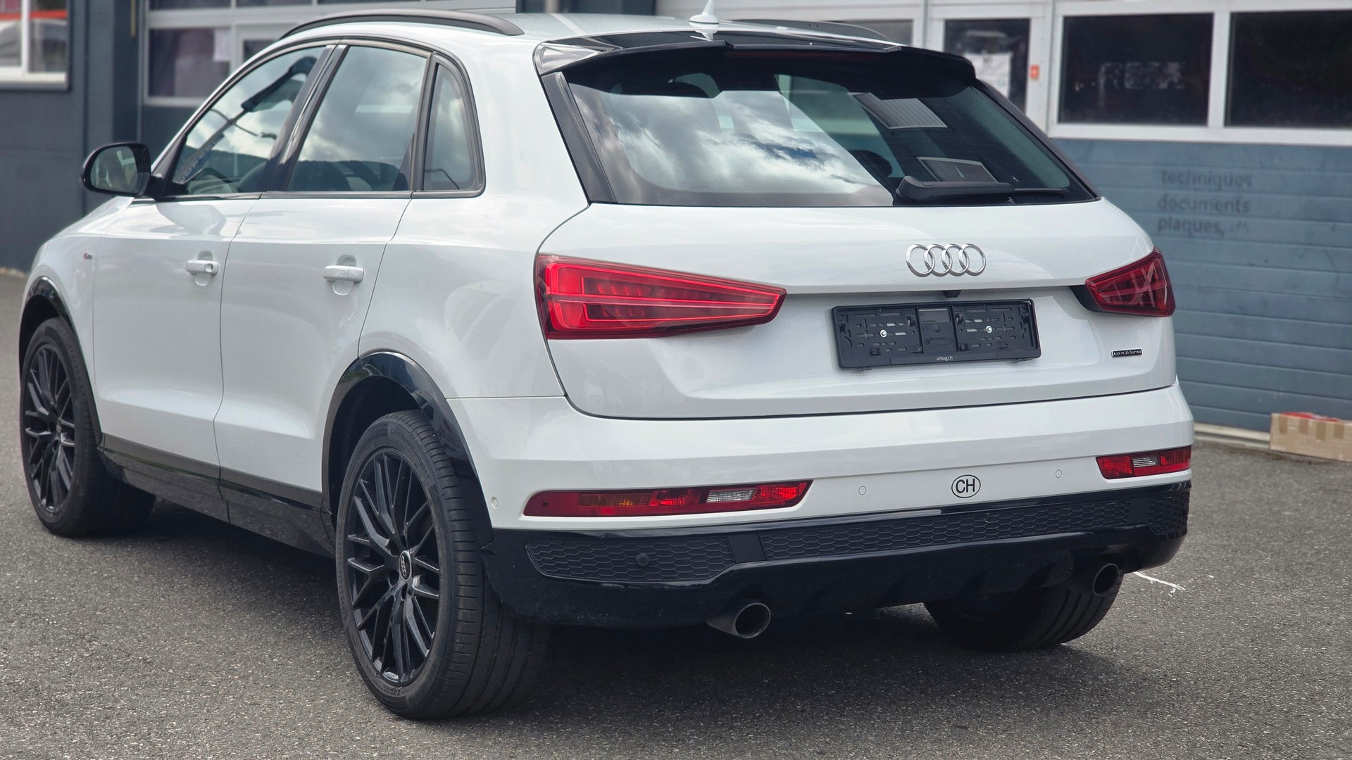 AUDI Q3 2.0 TFSI design quattro S-tronic-image-5