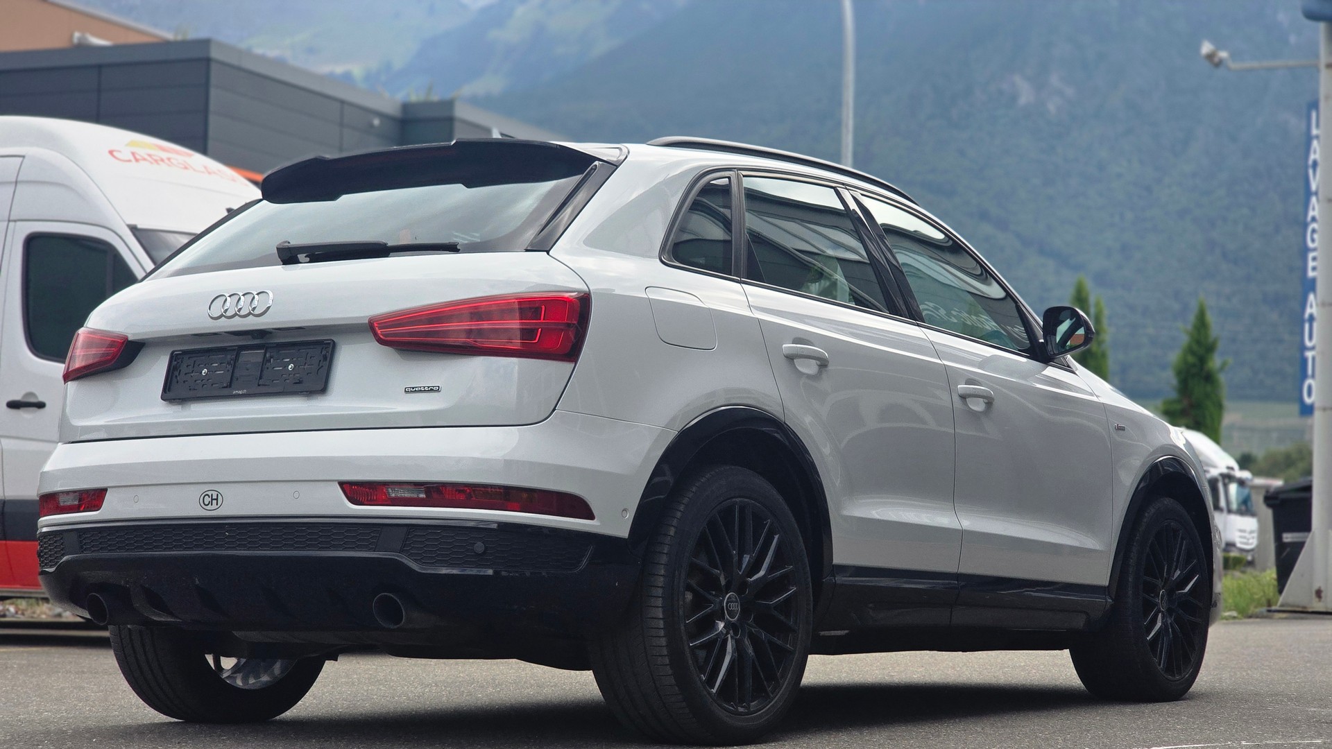 AUDI Q3 2.0 TFSI design quattro S-tronic-showroom-element-3