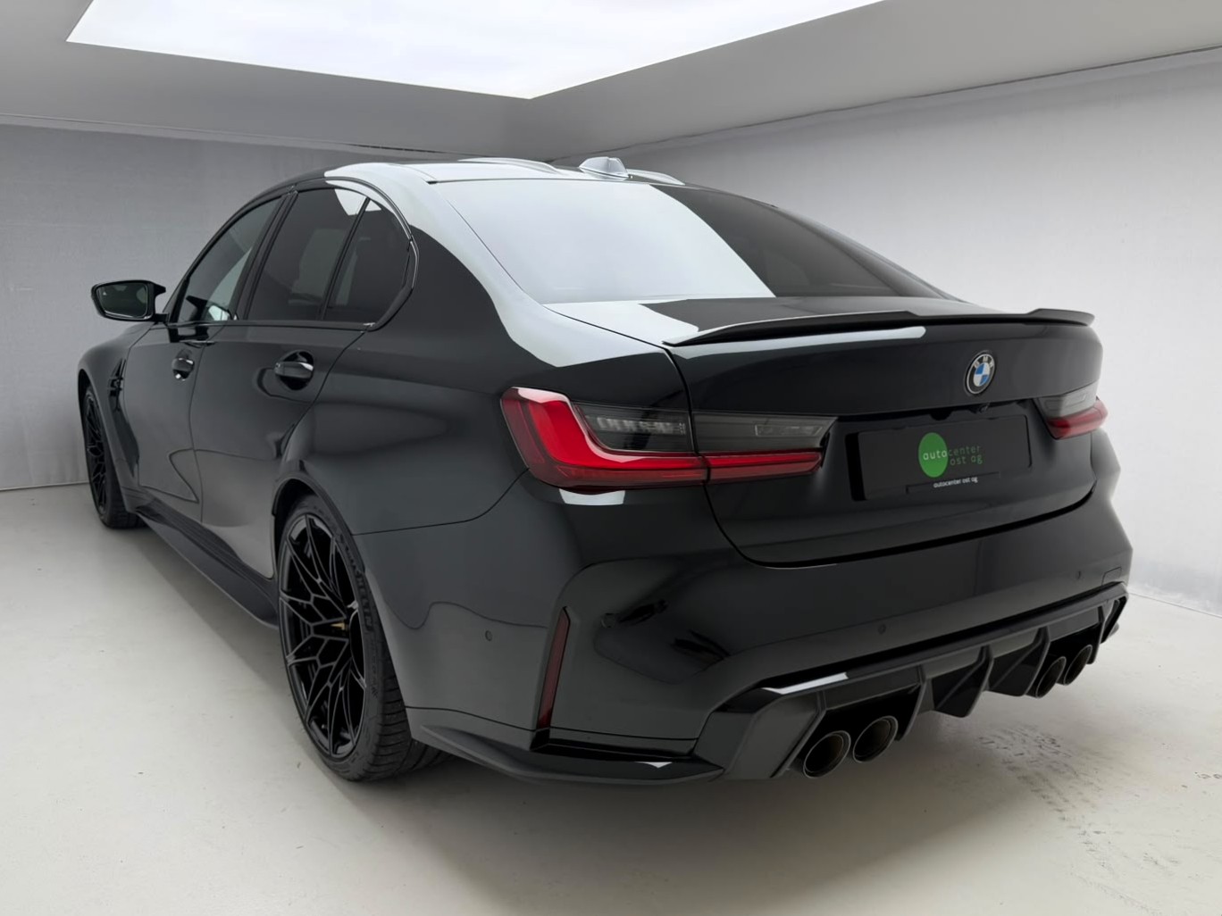 BMW M3 Competition M xDrive-showroom-element-2