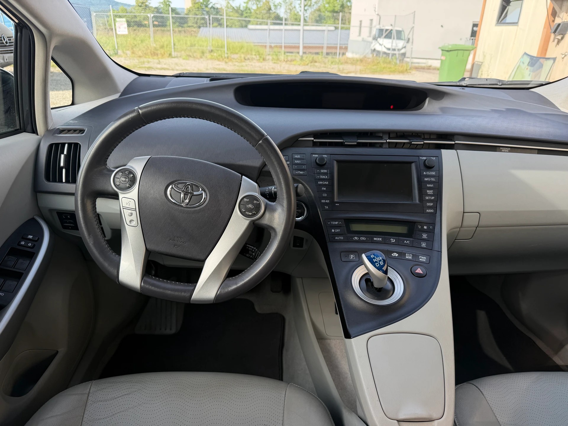 TOYOTA Prius 1.8 16V HSD Sol Premium | Frisch MFK | Leder | Solar Schiebedach-image-13