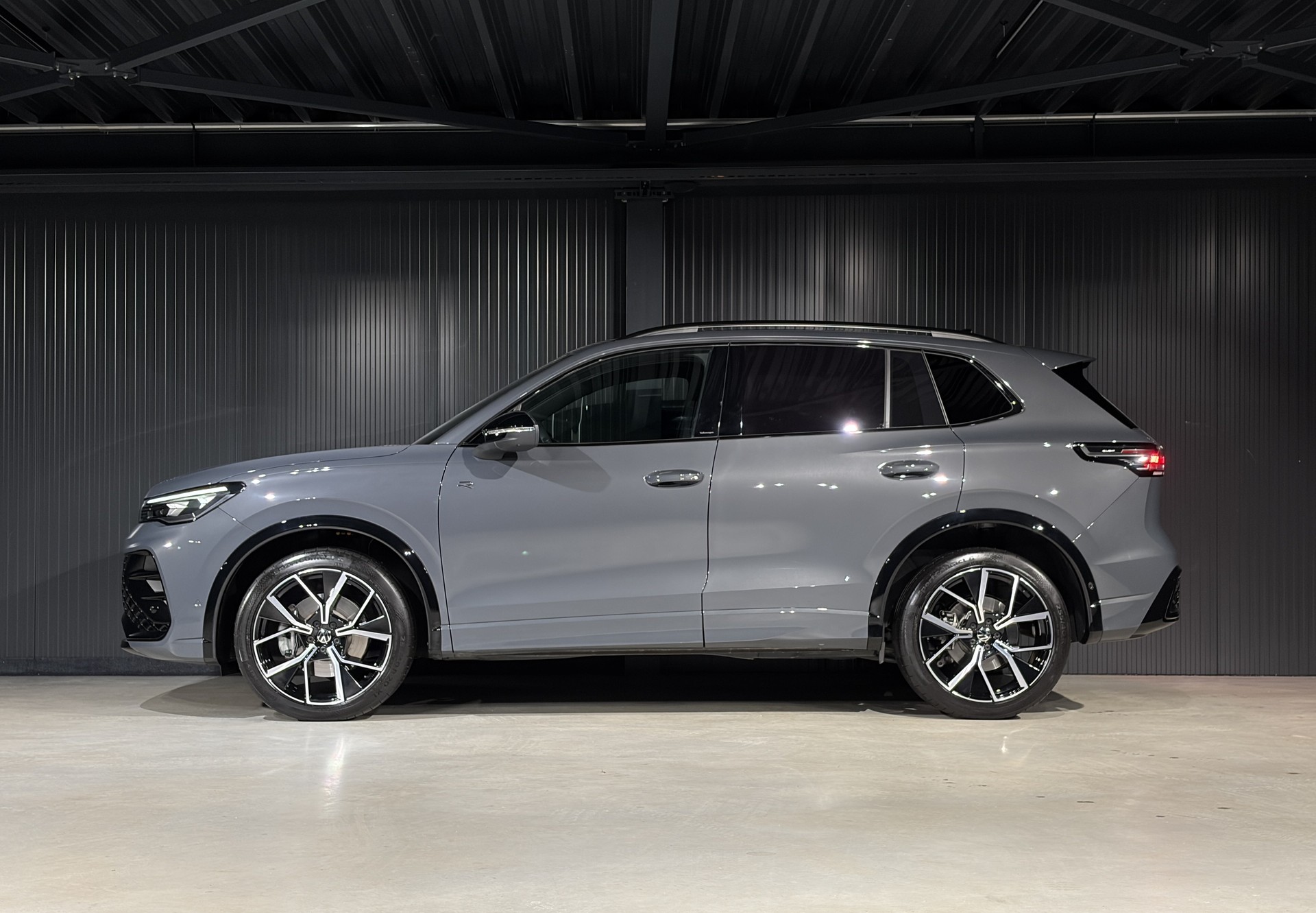 VW Tiguan 2.0 TDI SCR R-Line 4Motion DSG *VOLLLEDER*-image-8