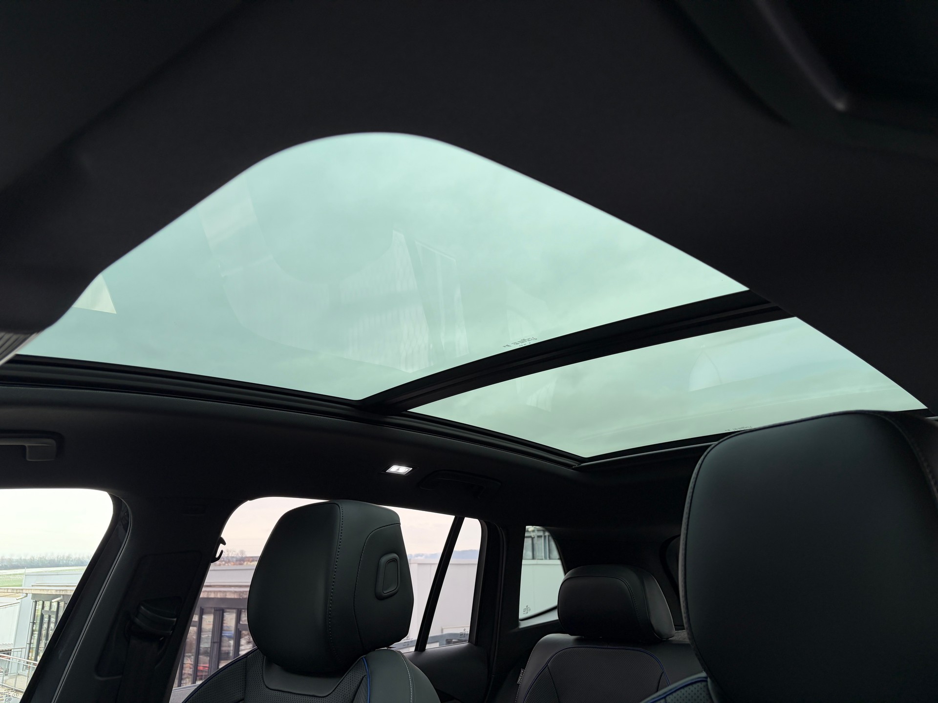 VW Tiguan 2.0 TDI SCR R-Line 4Motion DSG *VOLLLEDER*-image-25