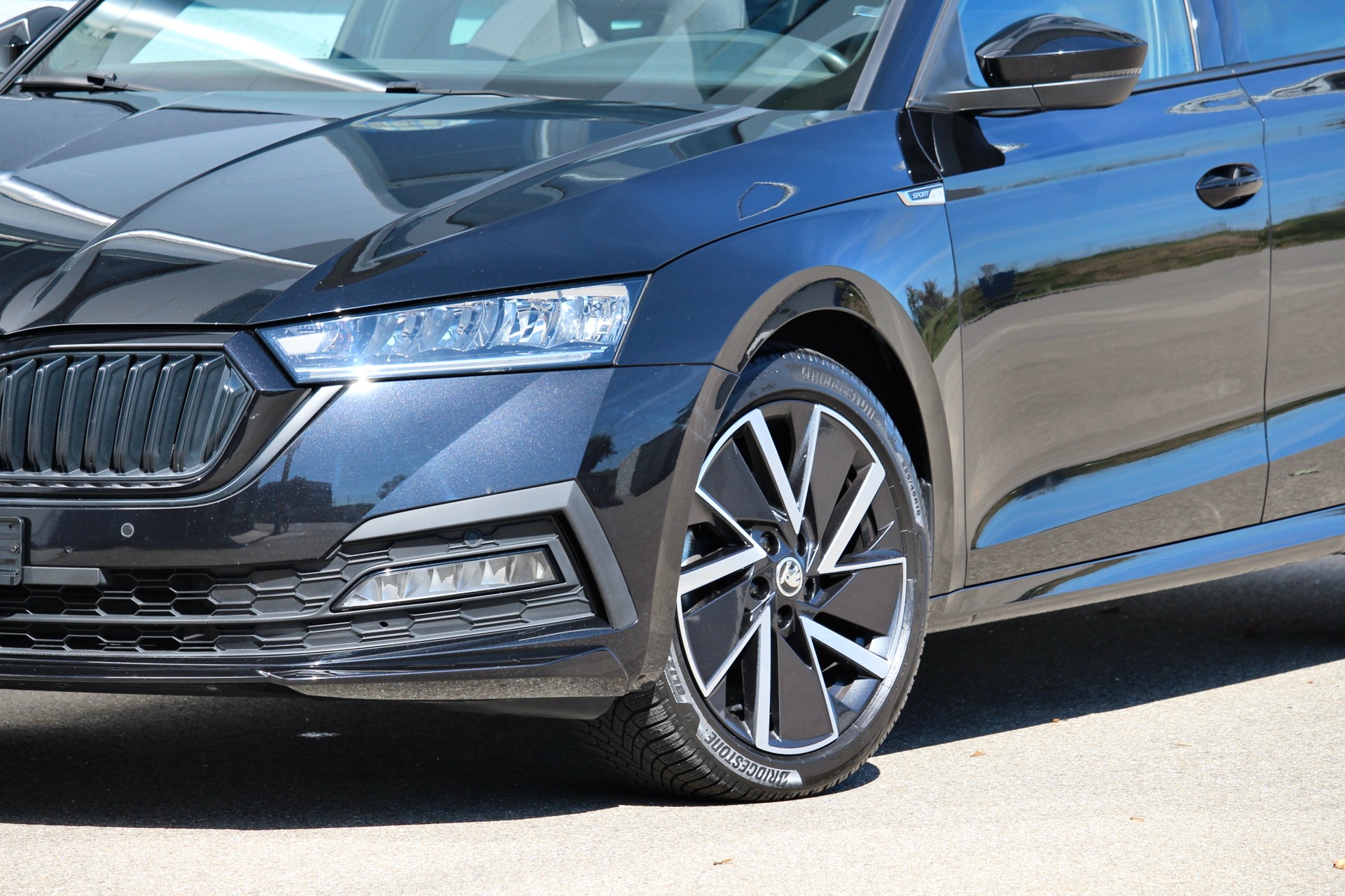 SKODA Octavia Combi 2.0 TSI SportLine DSG 4x4 190PS °Panorama-Glasdach °Standheizung °CH-Fahrzeug-showroom-element-1