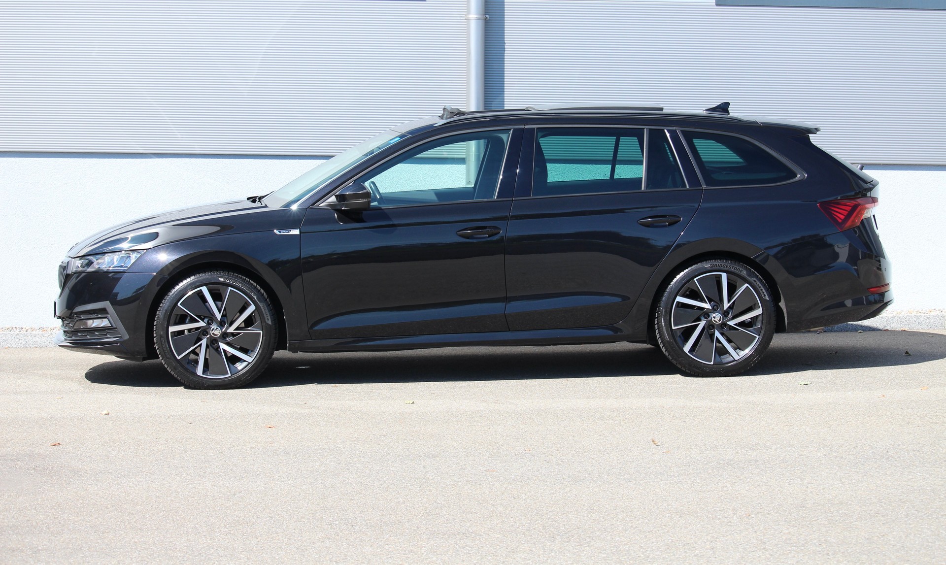 SKODA Octavia Combi 2.0 TSI SportLine DSG 4x4 190PS °Panorama-Glasdach °Standheizung °CH-Fahrzeug-showroom-element-3