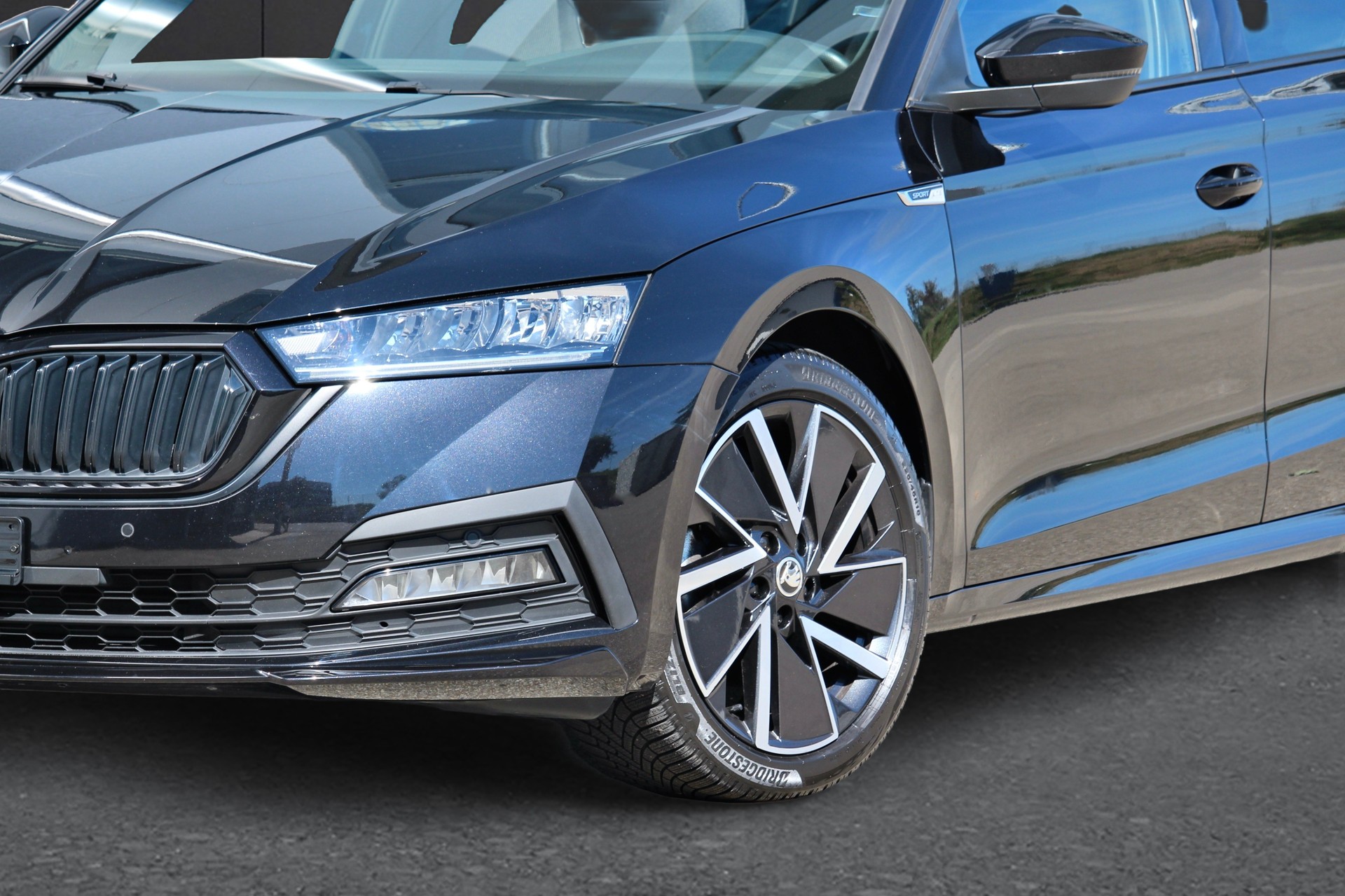 SKODA Octavia Combi 2.0 TSI SportLine DSG 4x4 190PS °Panorama-Glasdach °Standheizung °CH-Fahrzeug-showroom-element-1