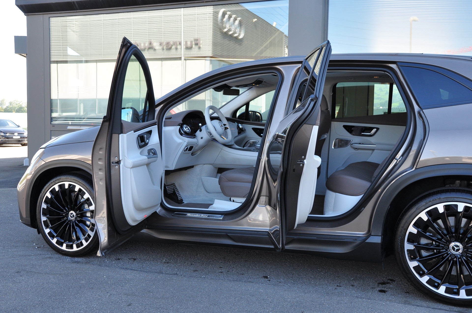 MERCEDES-BENZ EQE SUV 500 4 Matic Executive Edition-image-16