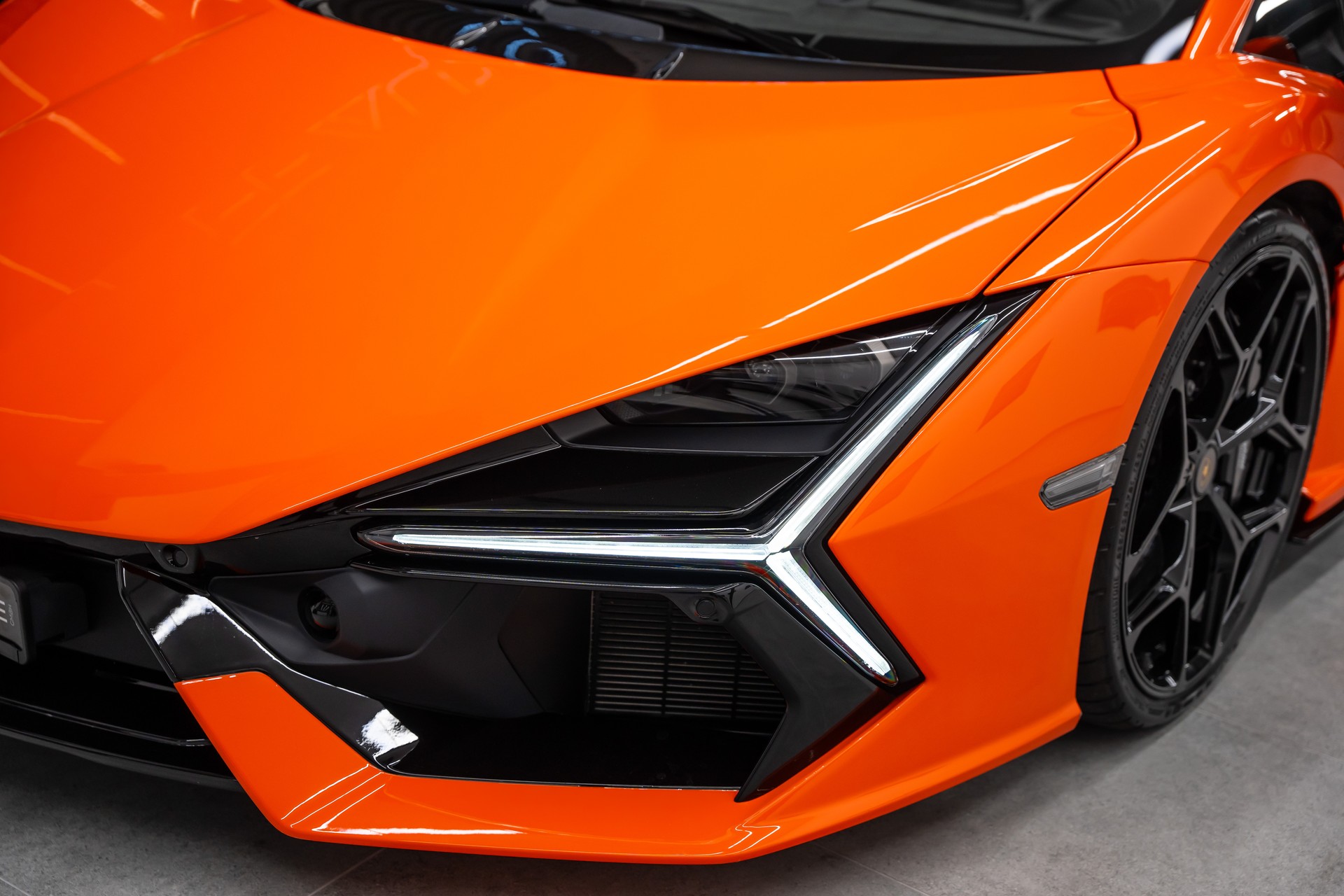 LAMBORGHINI Revuelto HPEV / PPF / UNIKAT-showroom-element-2