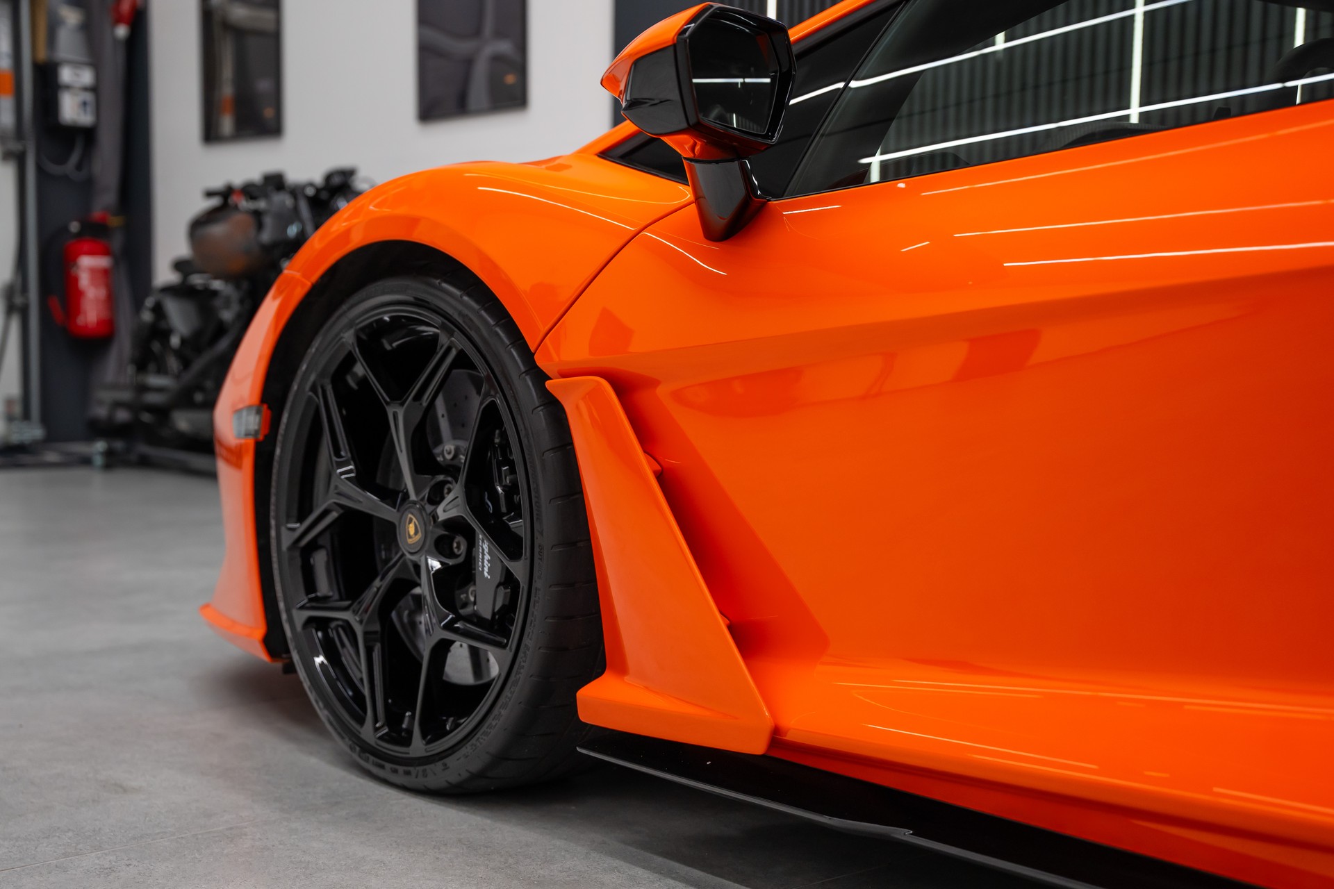 LAMBORGHINI Revuelto HPEV / PPF / UNIKAT-showroom-element-3