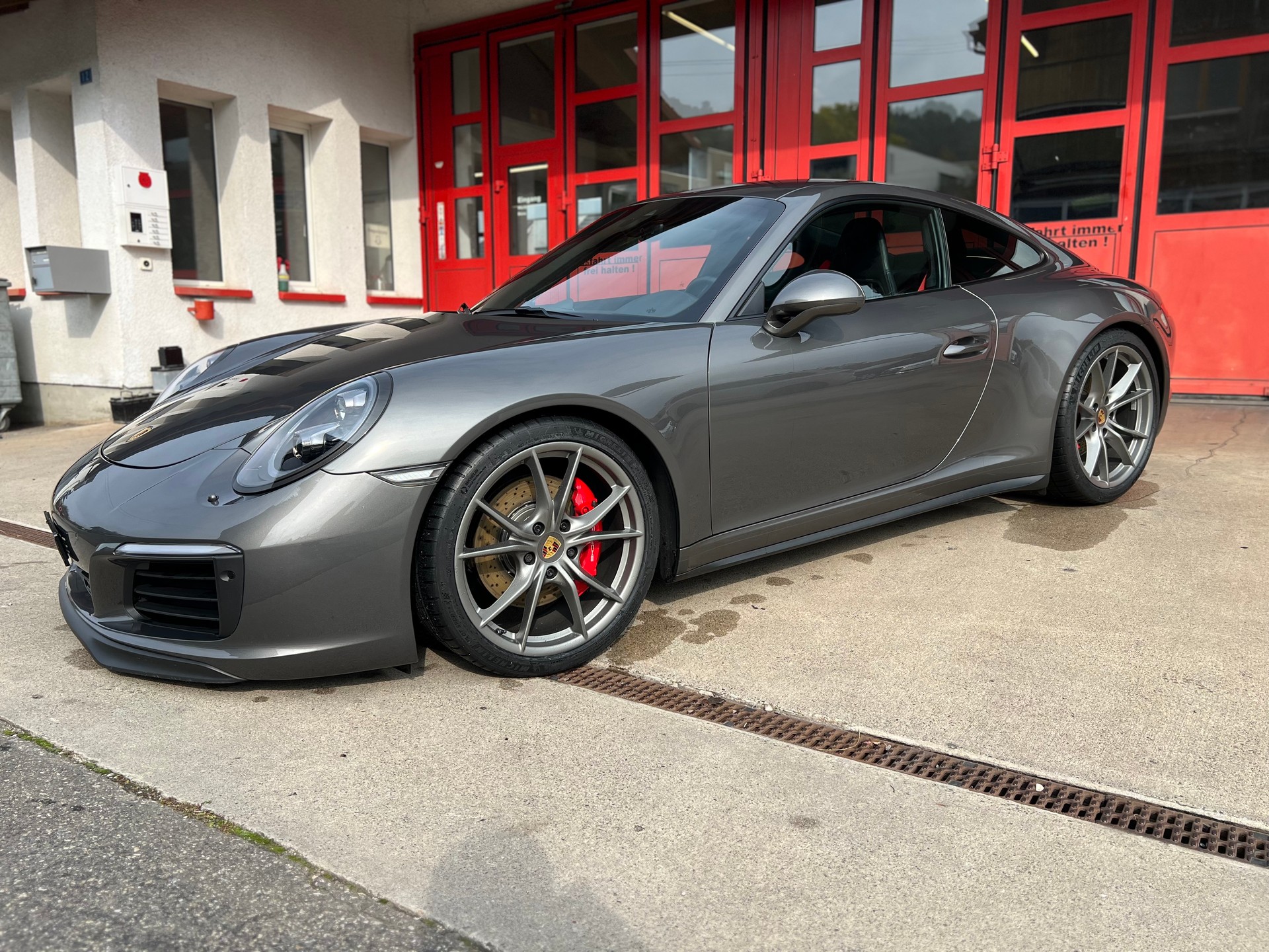 PORSCHE 911 Carrera 4S PDK // Approved-showroom-element-1
