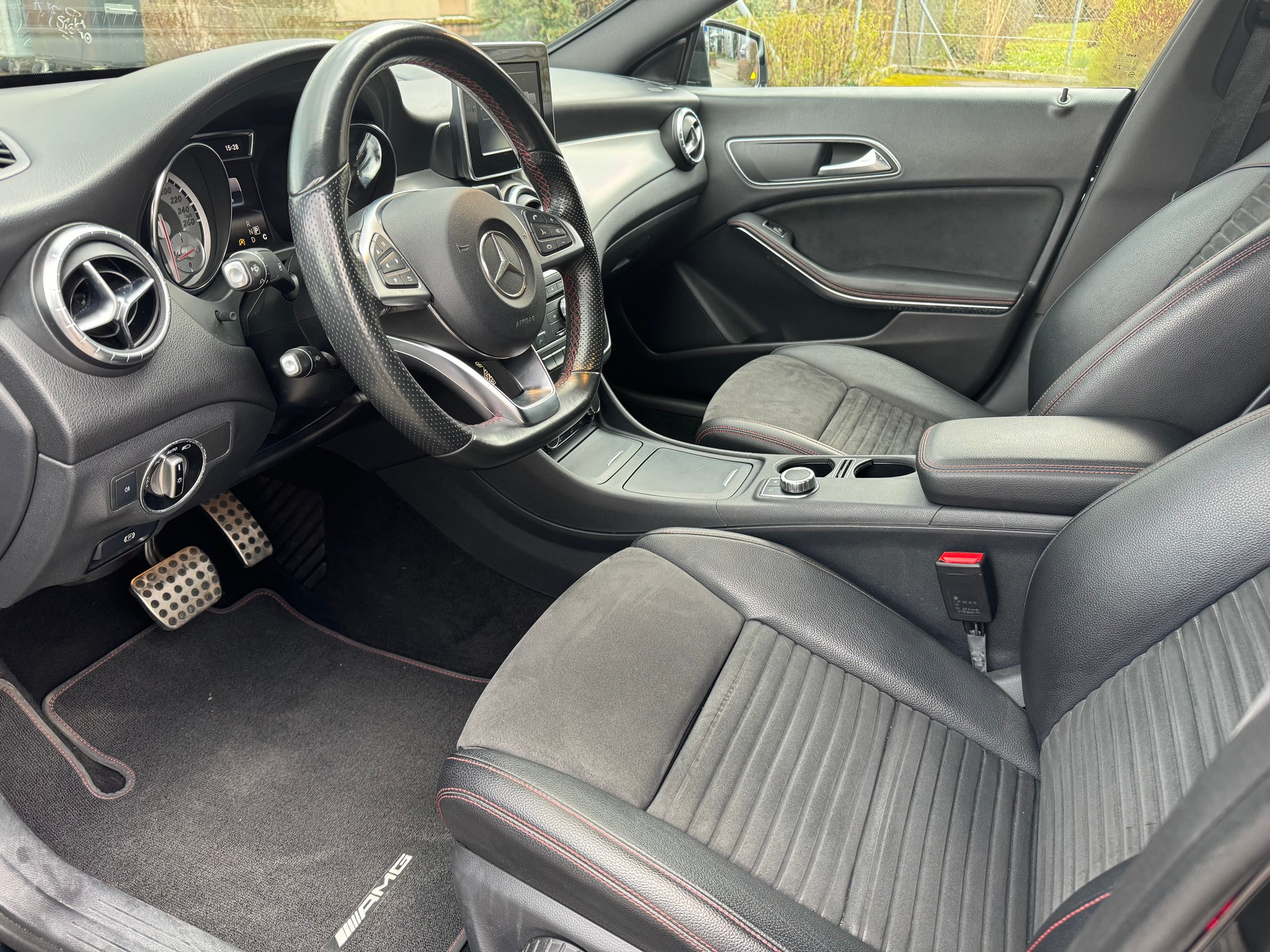 MERCEDES-BENZ CLA 250 AMG Line 7G-DCT-image-8