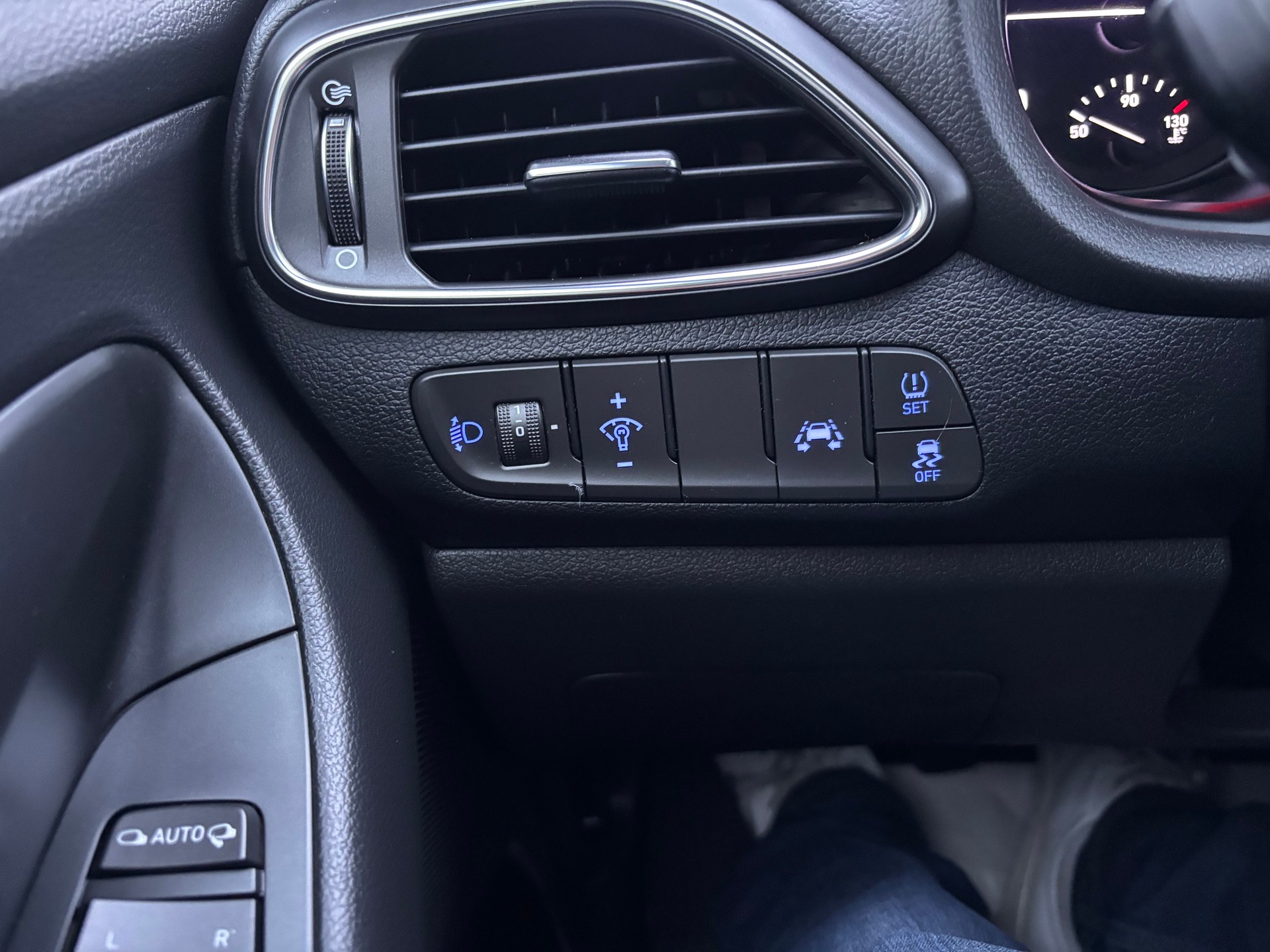 HYUNDAI i30-image-13