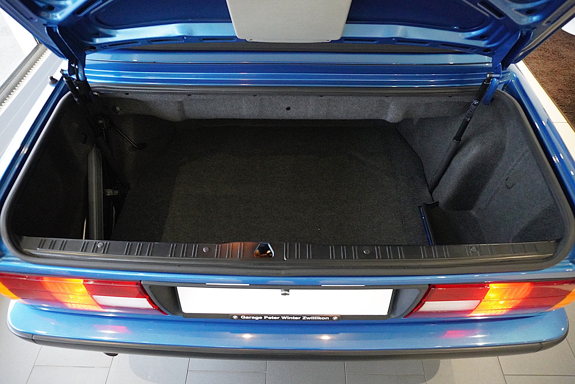 BMW 318i Cabrio Design Edition-image-15