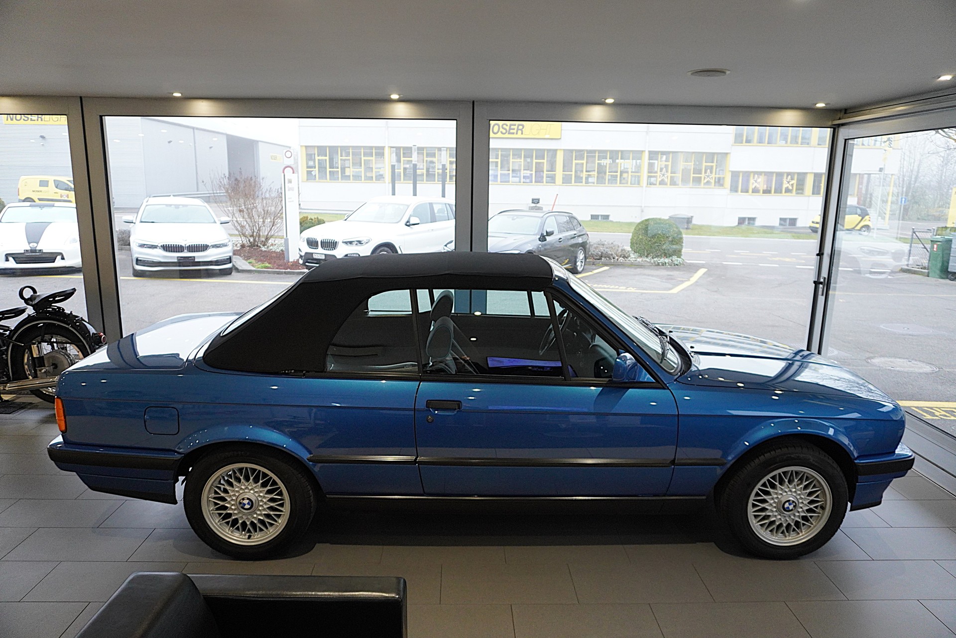 BMW 318i Cabrio Design Edition-showroom-element-3