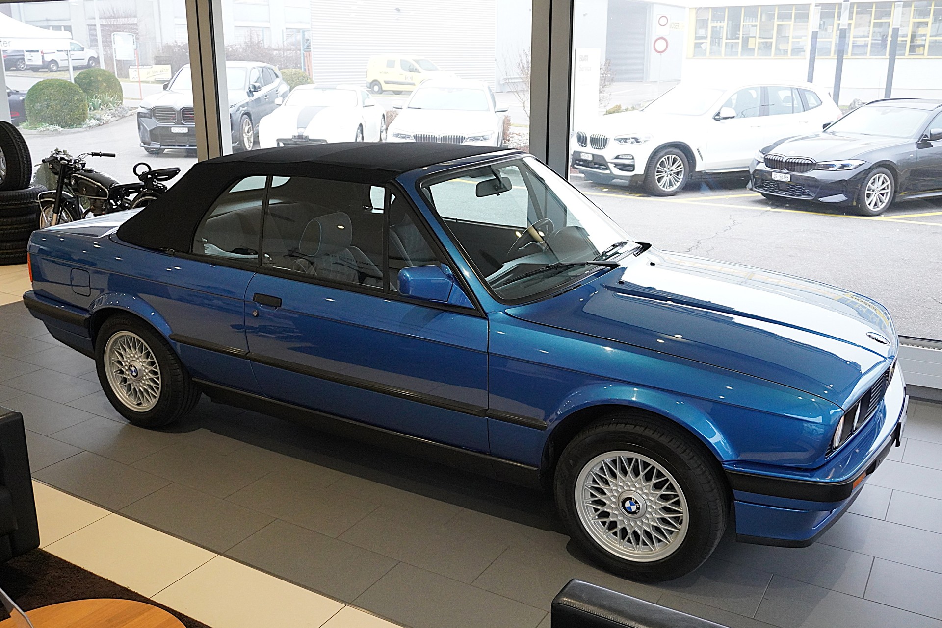 BMW 318i Cabrio Design Edition-showroom-element-2