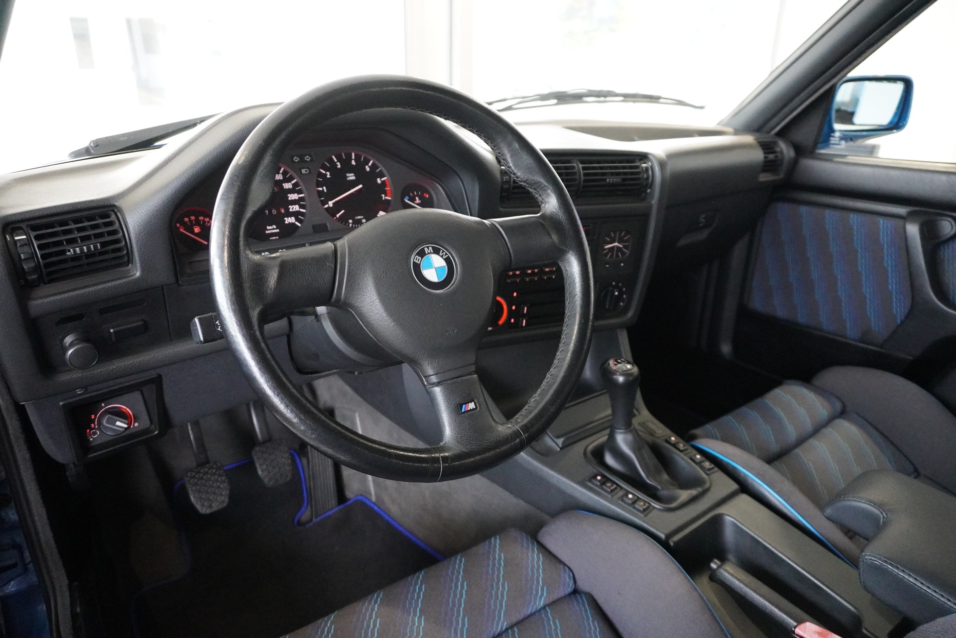 BMW 318i Cabrio Design Edition-image-11