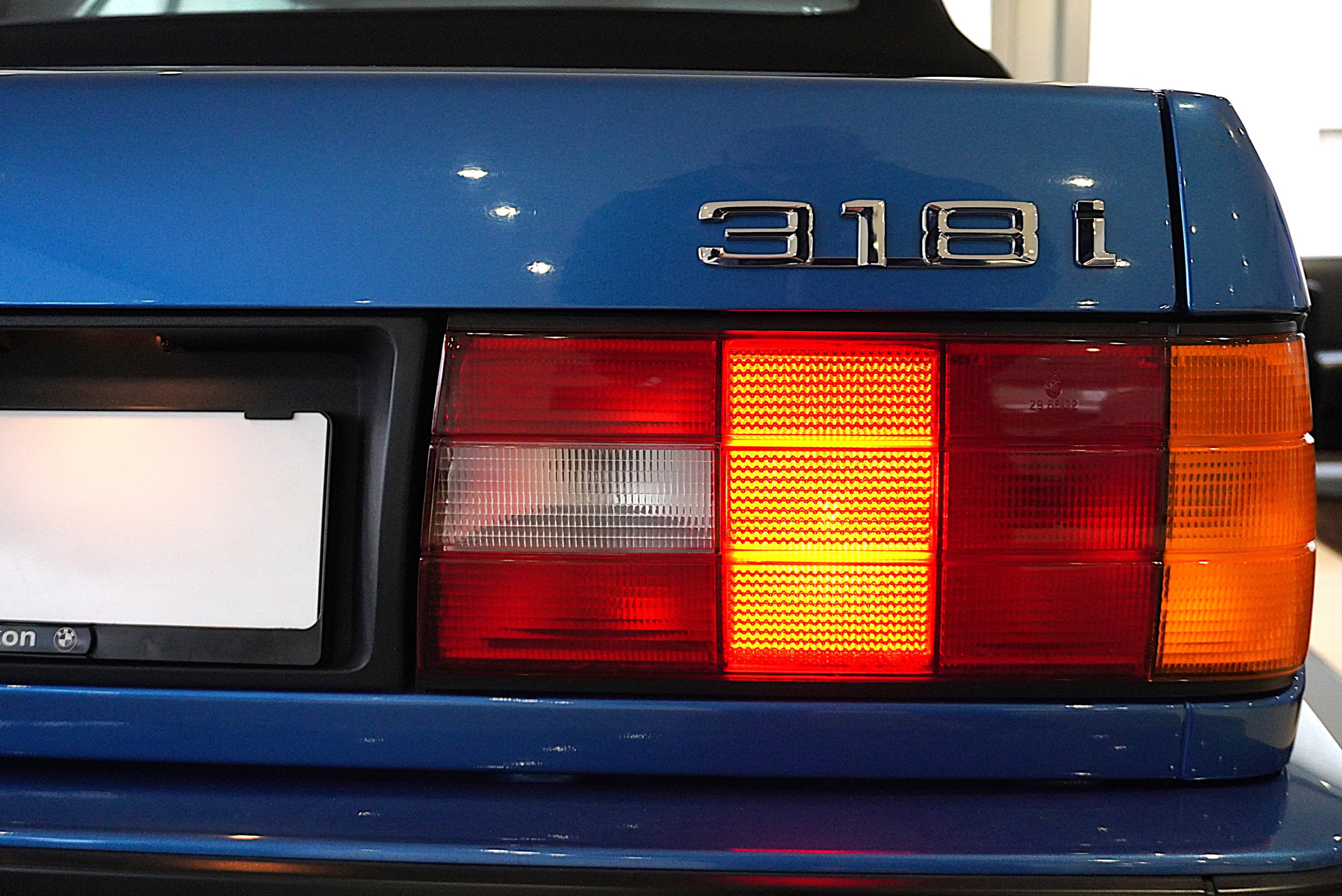 BMW 318i Cabrio Design Edition-image-23