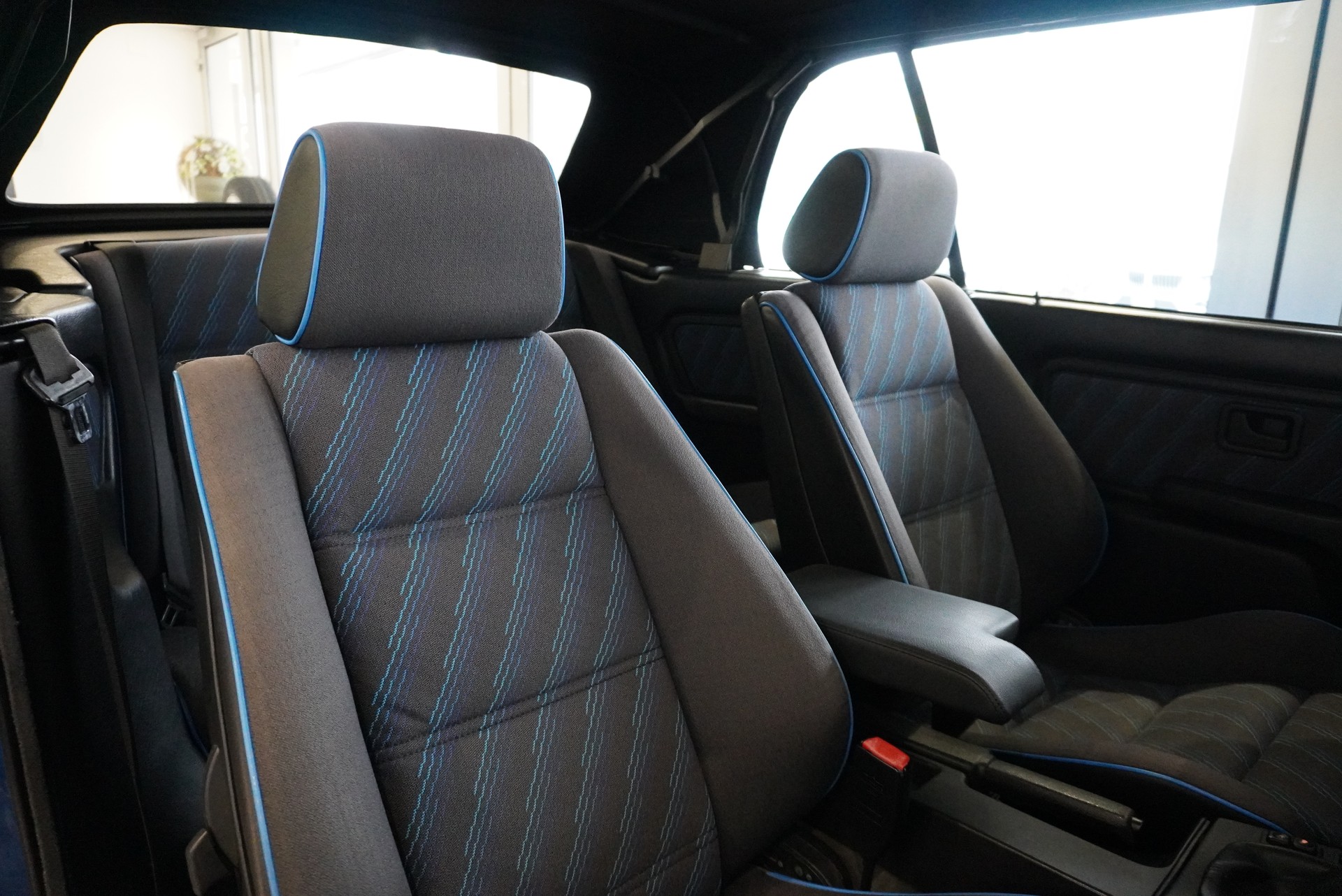 BMW 318i Cabrio Design Edition-image-7