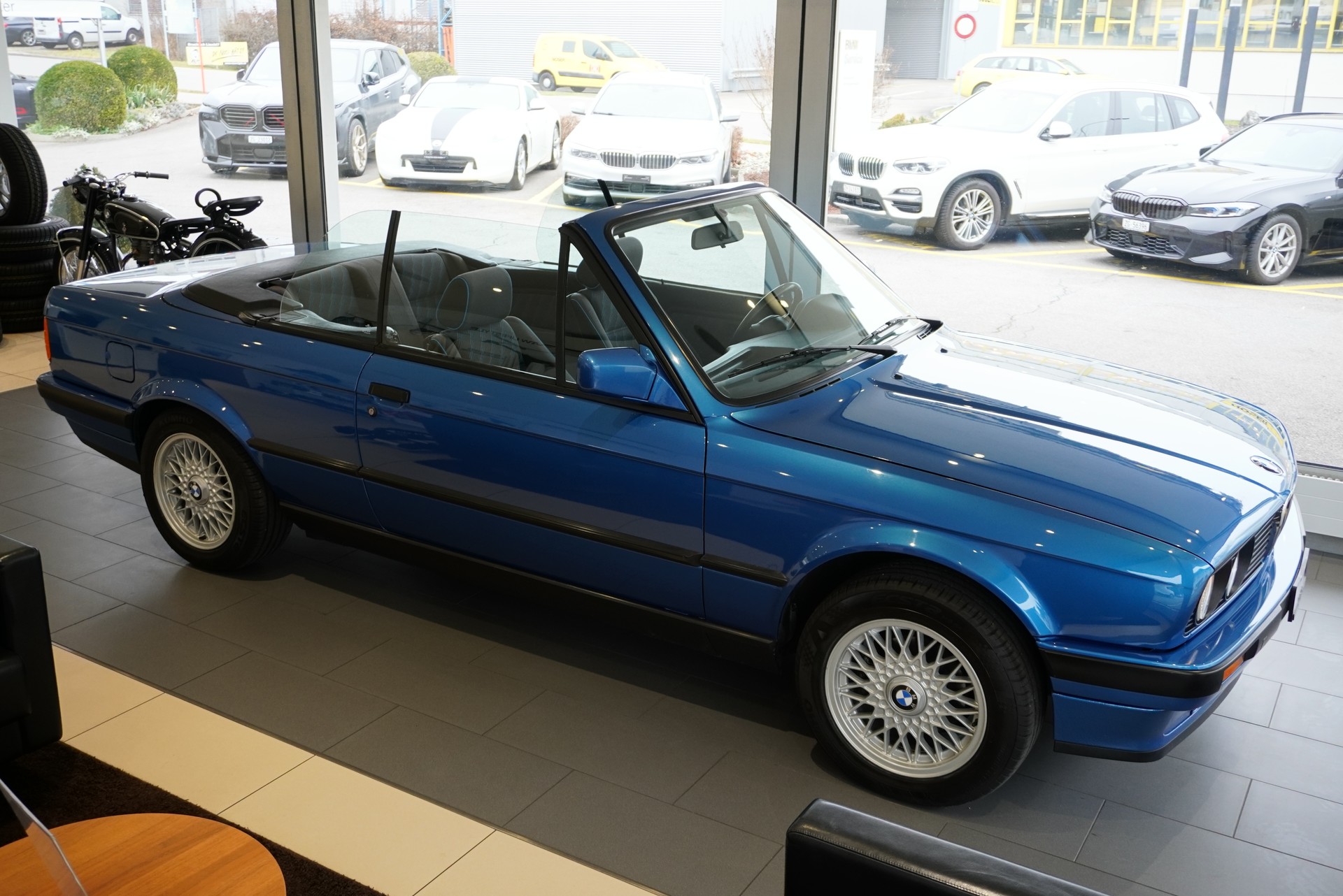 BMW 318i Cabrio Design Edition-image-20
