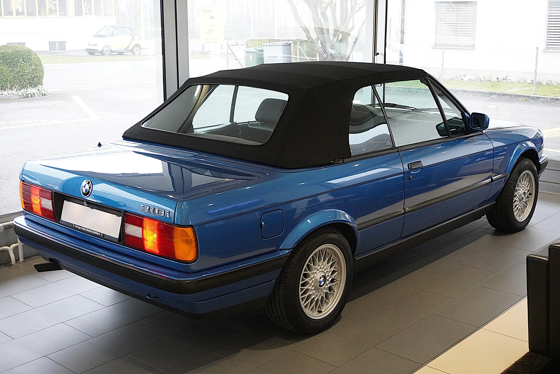 BMW 318i Cabrio Design Edition-image-4