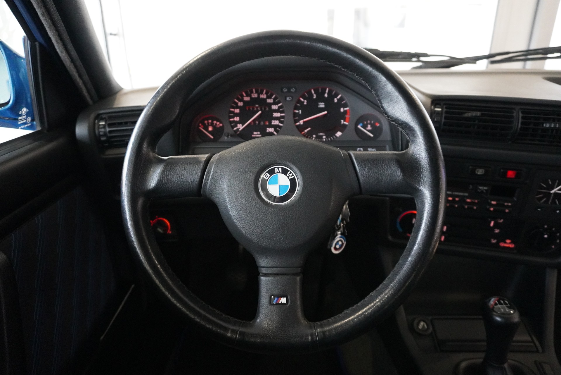 BMW 318i Cabrio Design Edition-image-10