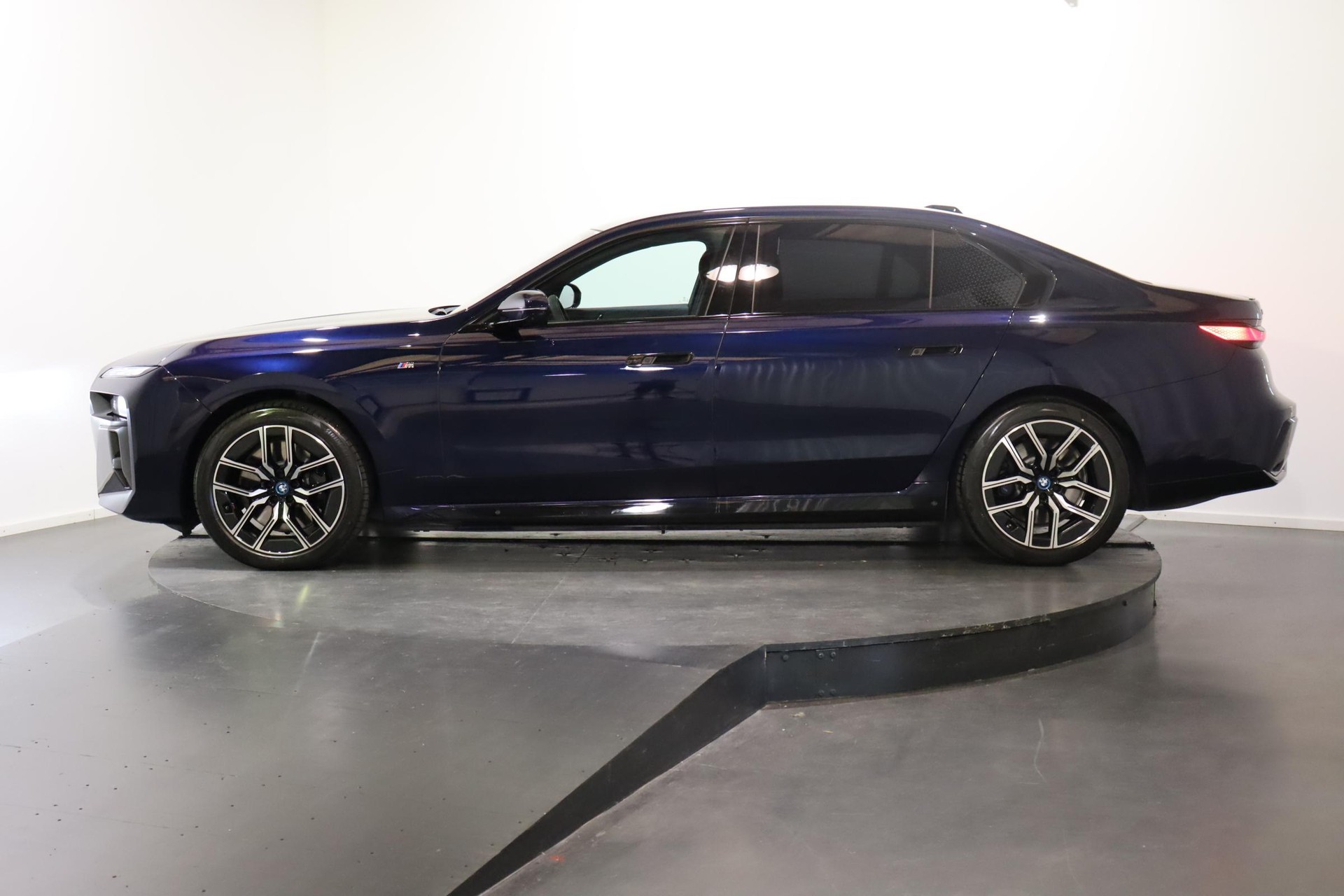 BMW i7 xDrive60-showroom-element-2