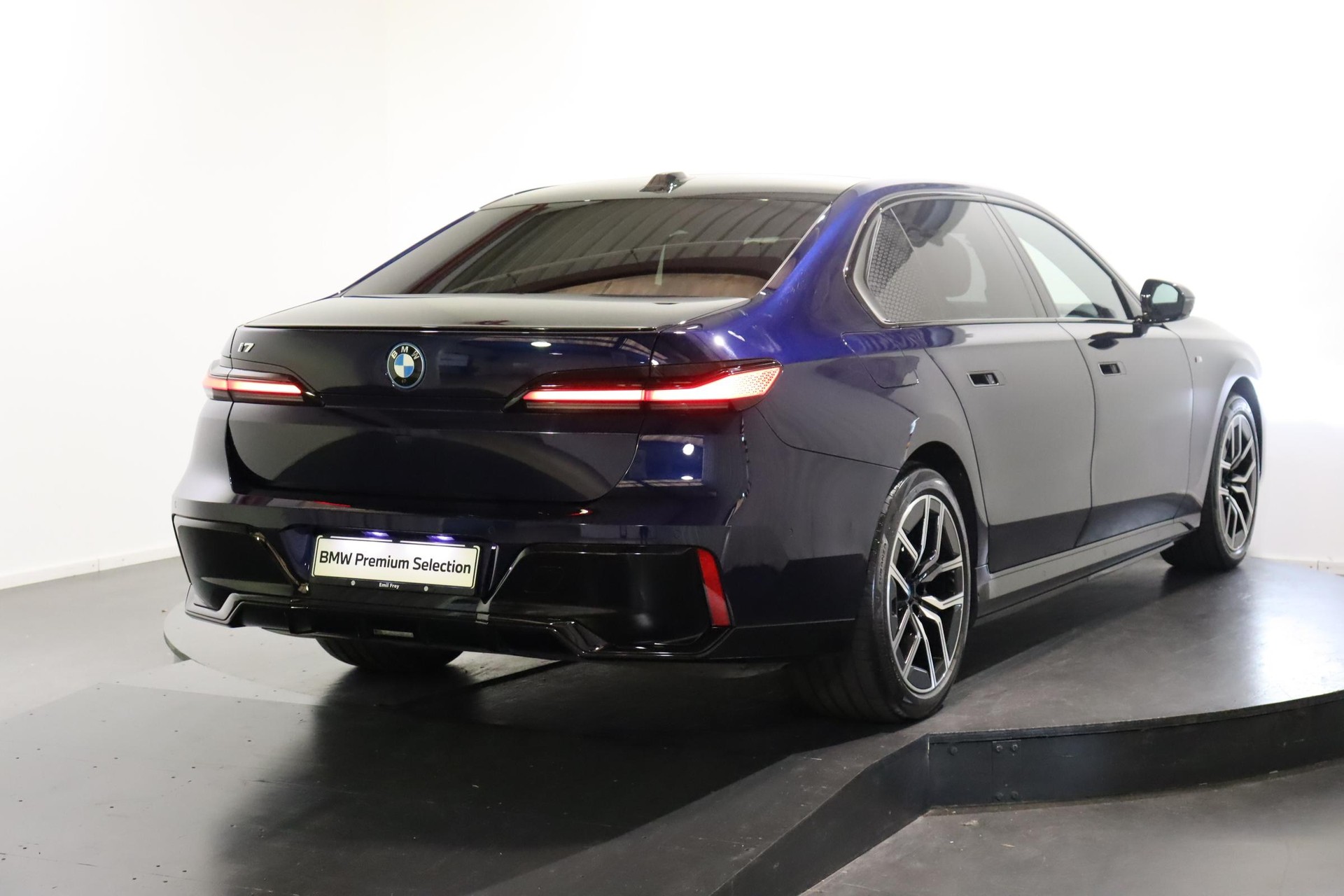 BMW i7 xDrive60-showroom-element-3